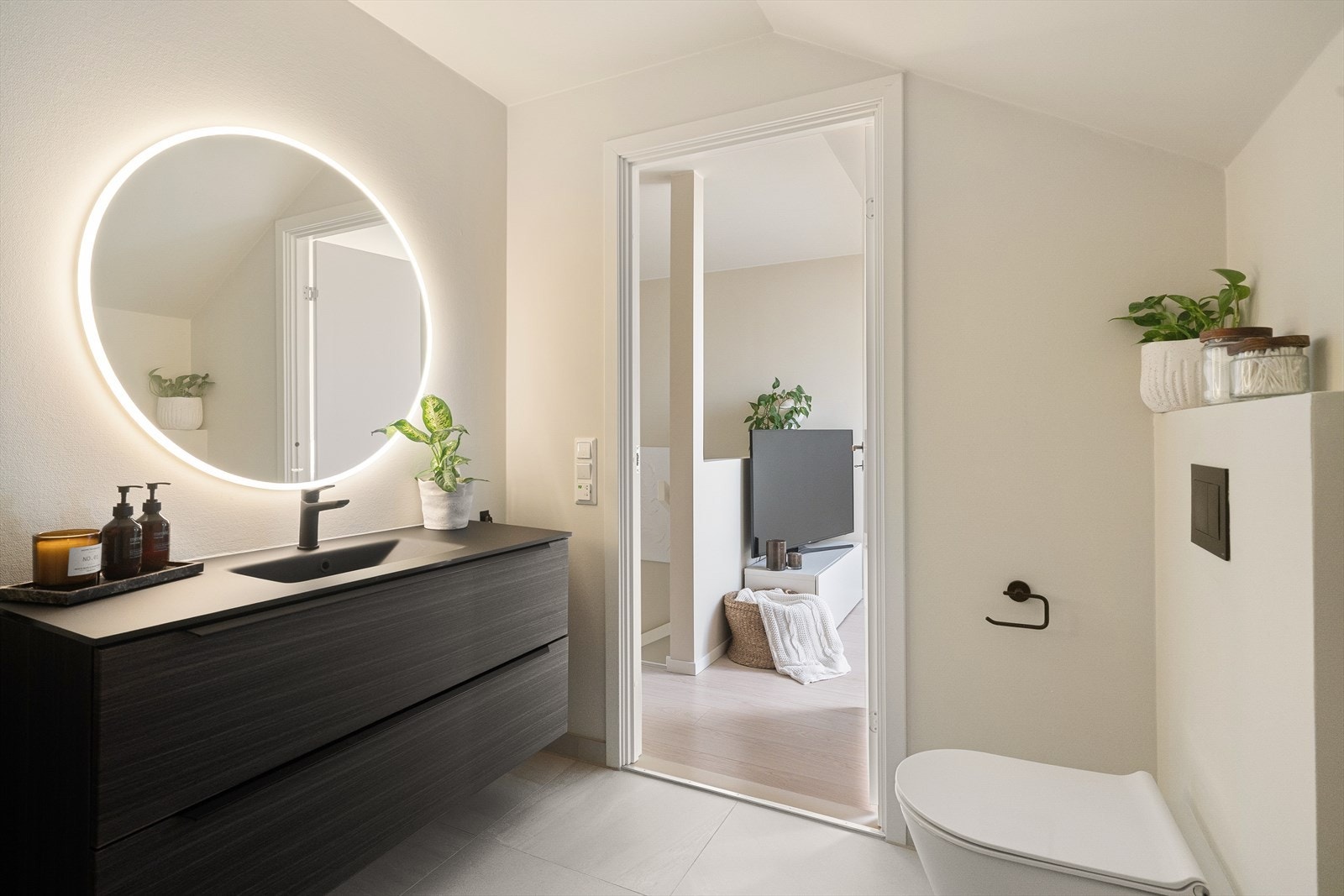 Pent bad med fliser og varme i gulv samt malte flater. Galleribilde