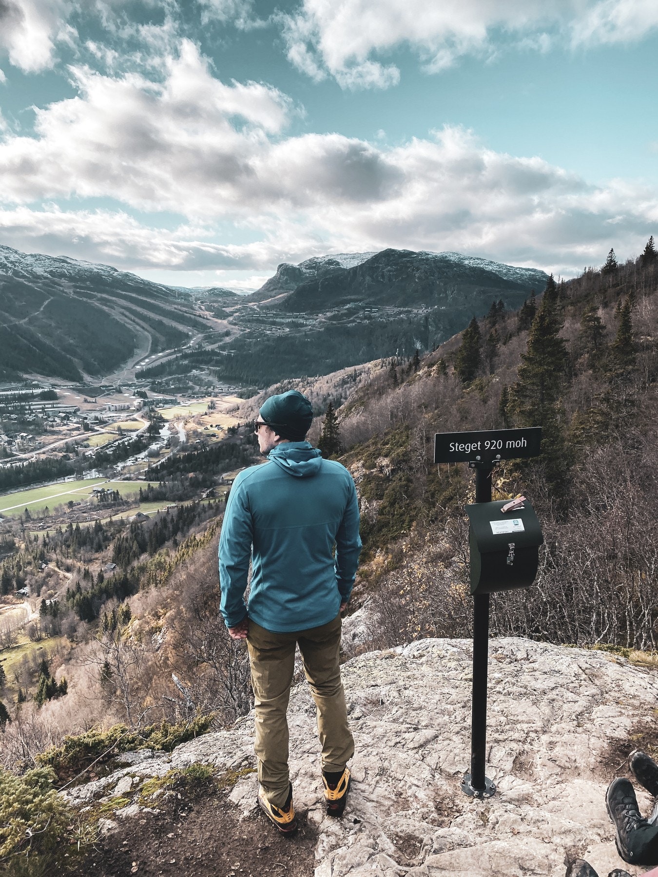 Fotturer med utsikt utover dalen fra Steget. Topp 20 turmål. Galleribilde
