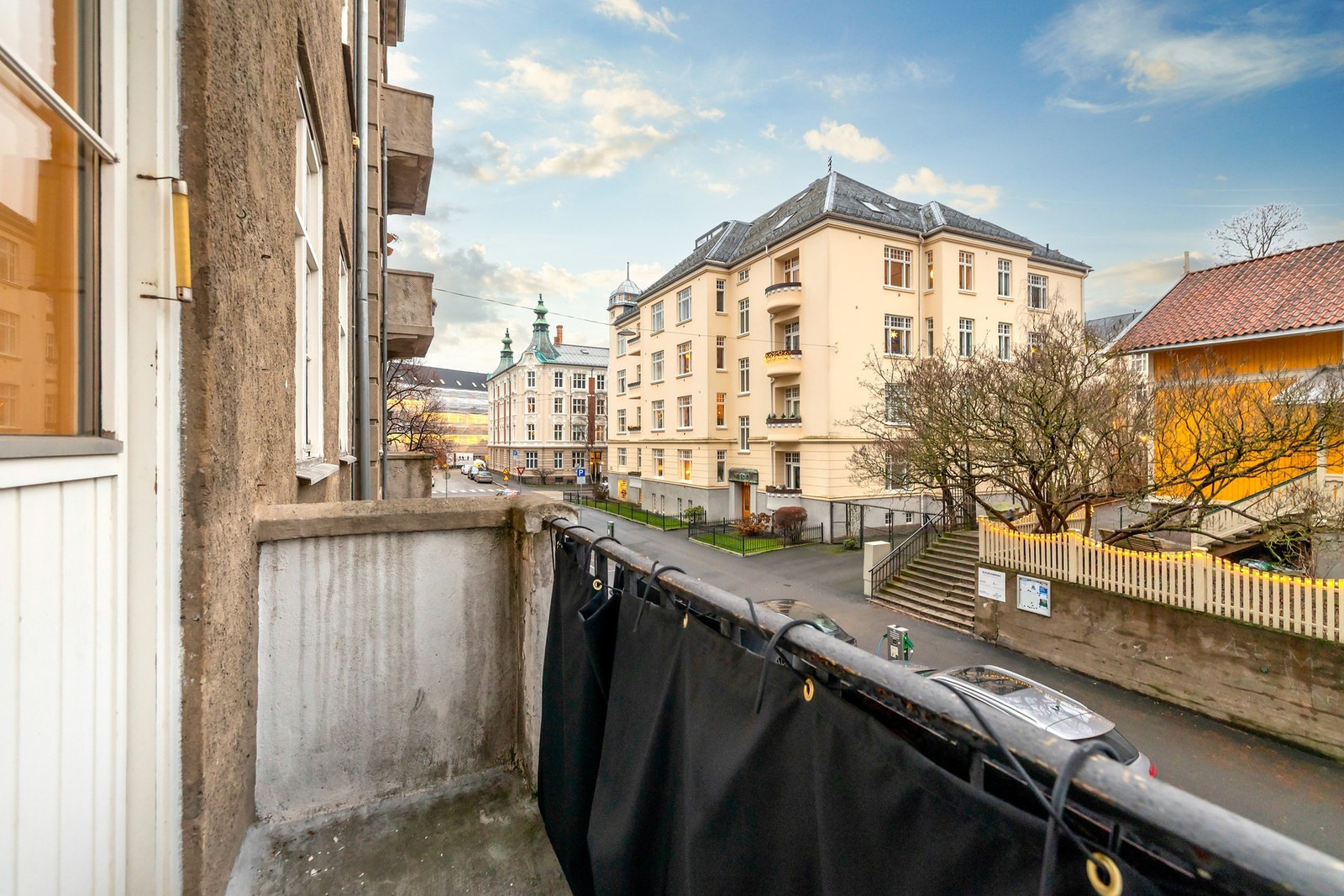 Balkongen er sydvestvendt og byr på gode solforhold. Galleribilde