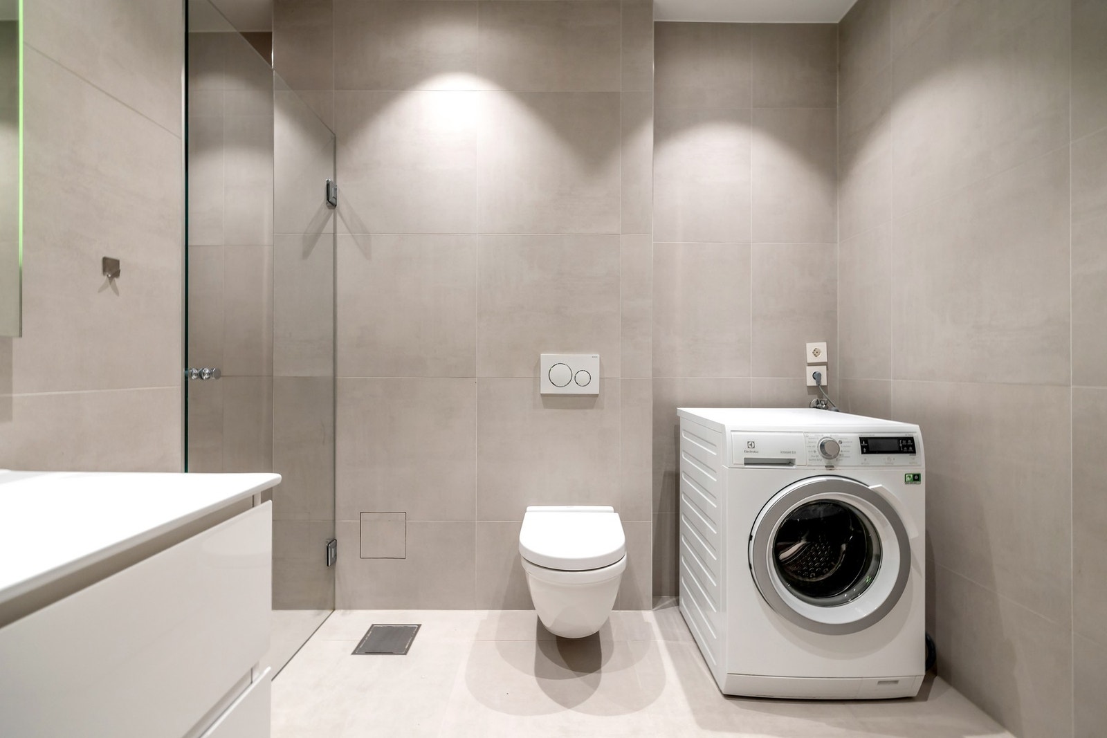 Det er opplegg for vaskemaskin og tørketrommel, og rommet fungerer godt som kombinert bad og vaskerom. Galleribilde
