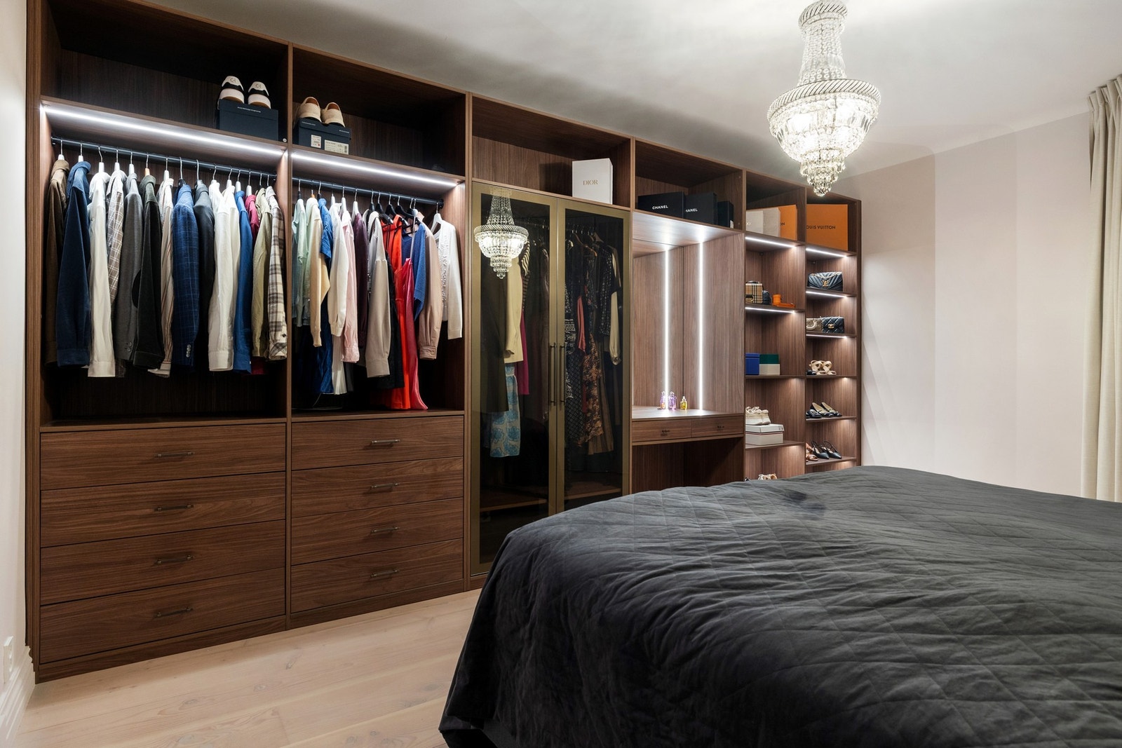 Rommet er innredet med en eksklusiv plassbygd garderobeløsning, med rikelig oppbevaringsplass i både skap, hyller og skuffer. Galleribilde