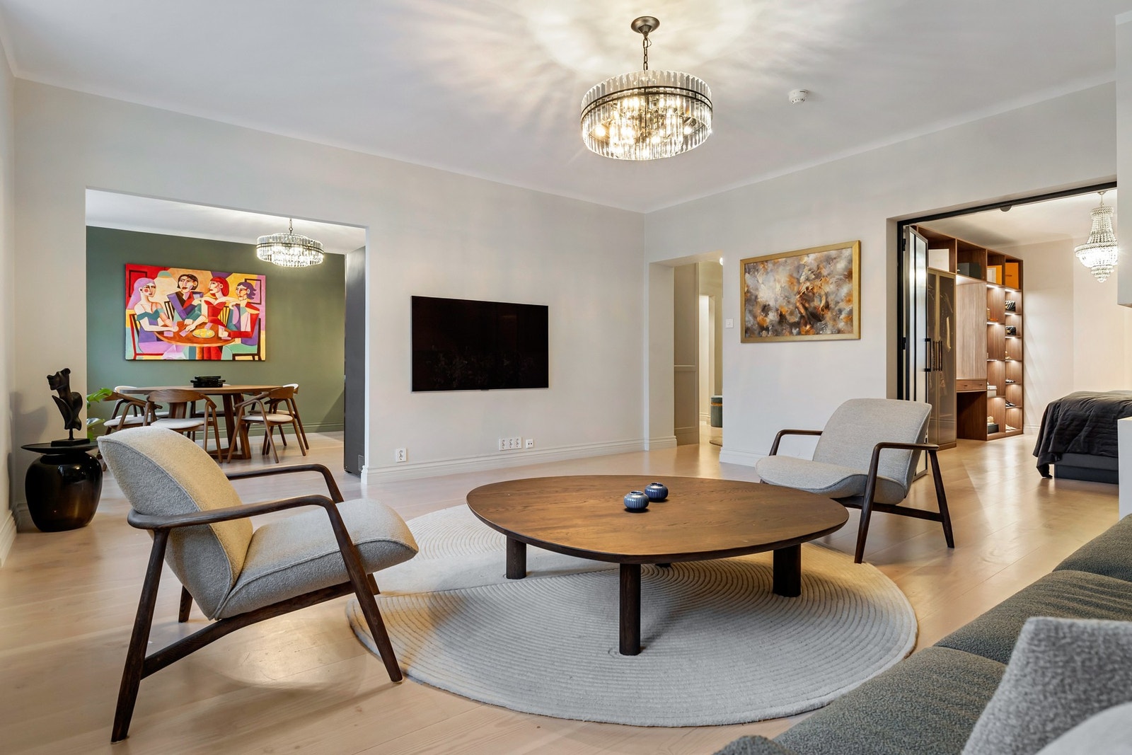 Fra stuen har du en elegant glassdør til soverommet samt delvis åpen løsning mot kjøkkenet, som gir en god flyt mellom rommene. Galleribilde