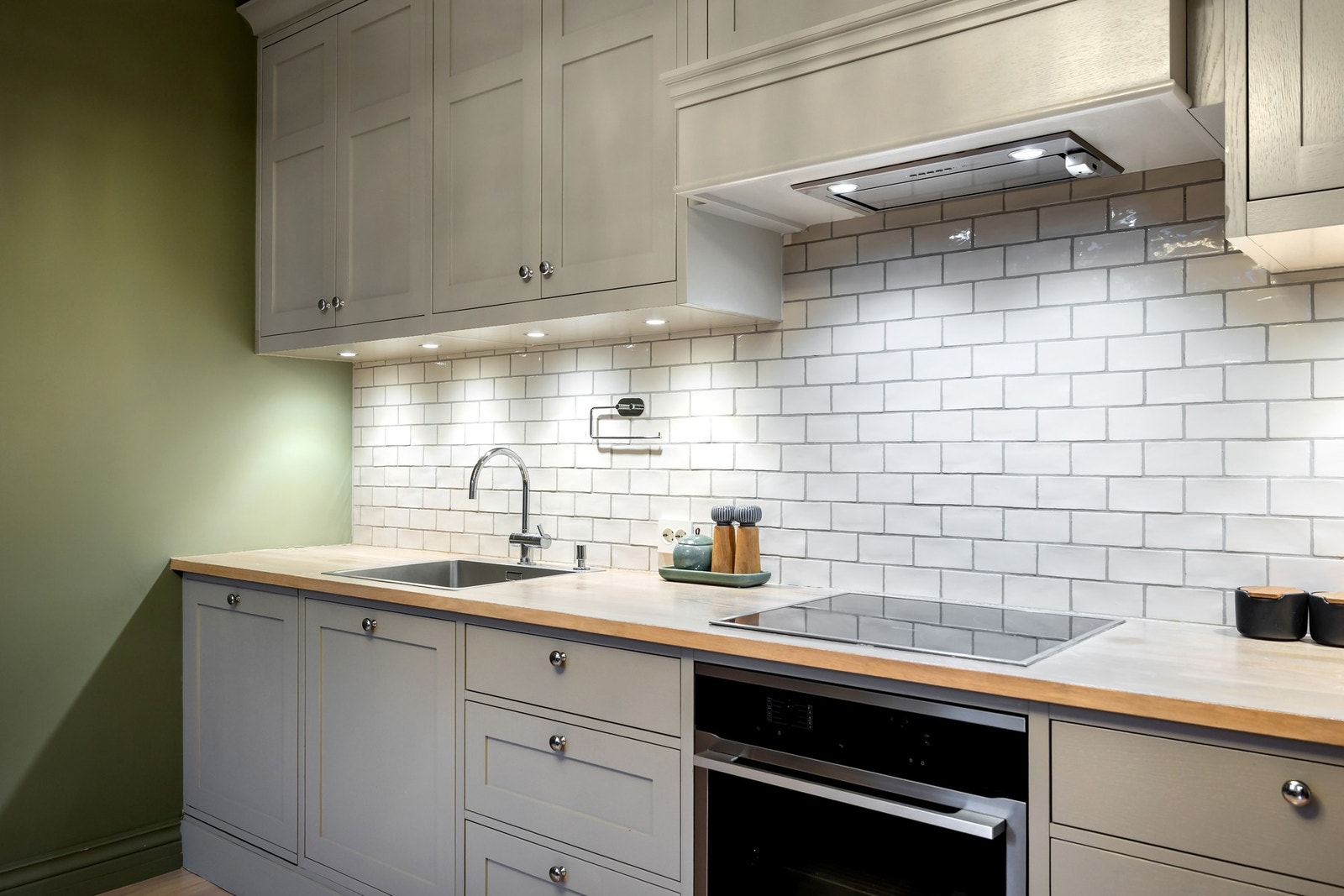 Benkeplaten er i tre, mellom benk og overskap er det stilrene fliser. Galleribilde