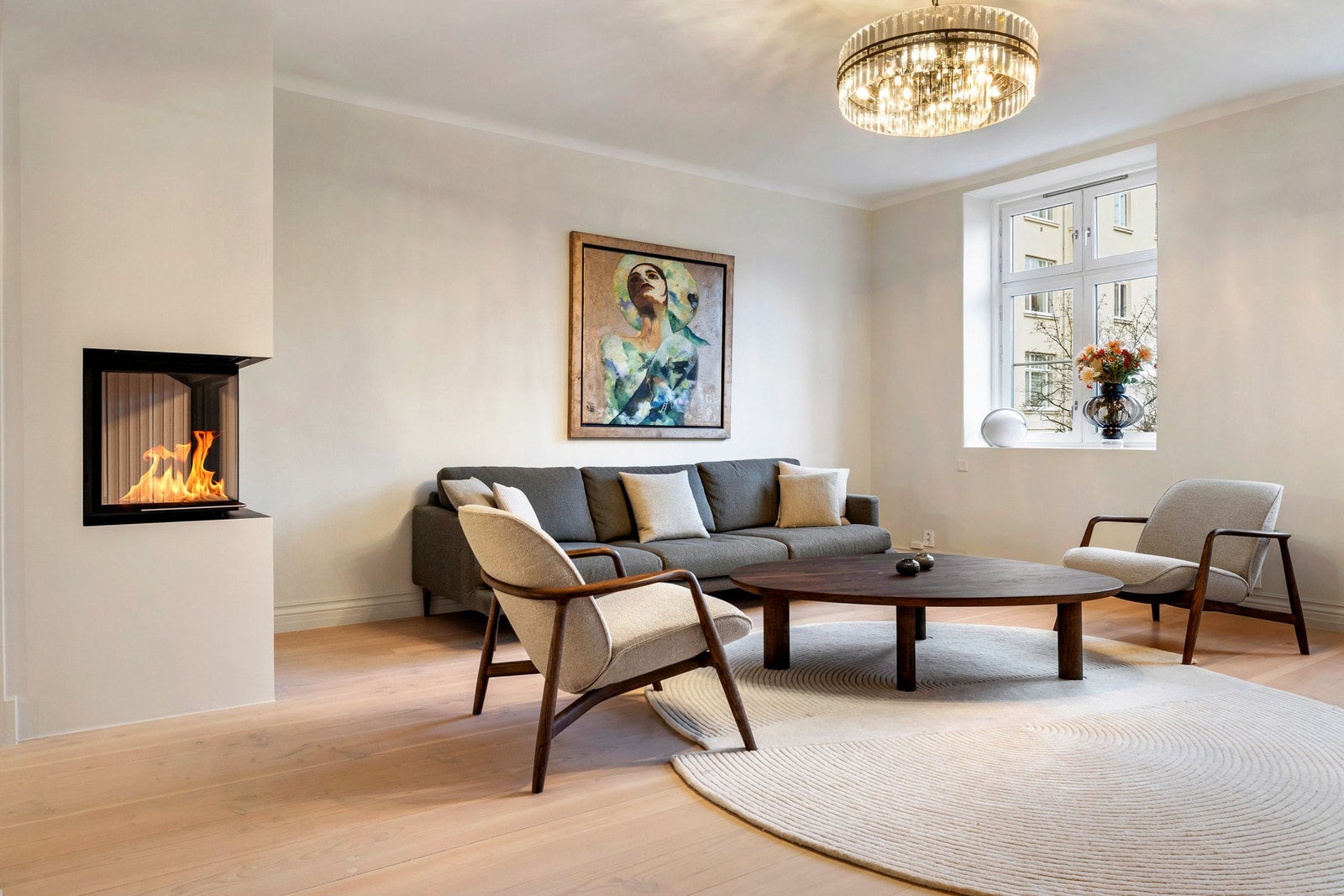 Den flotte peisen bidrar til en lun og hyggelig atmosfære på kjølige dager. Galleribilde