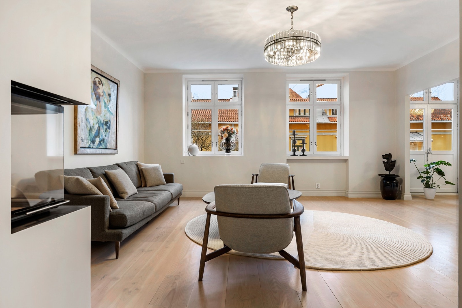 Heltregulv i furu gir rommet et varmt og klassisk preg. Galleribilde