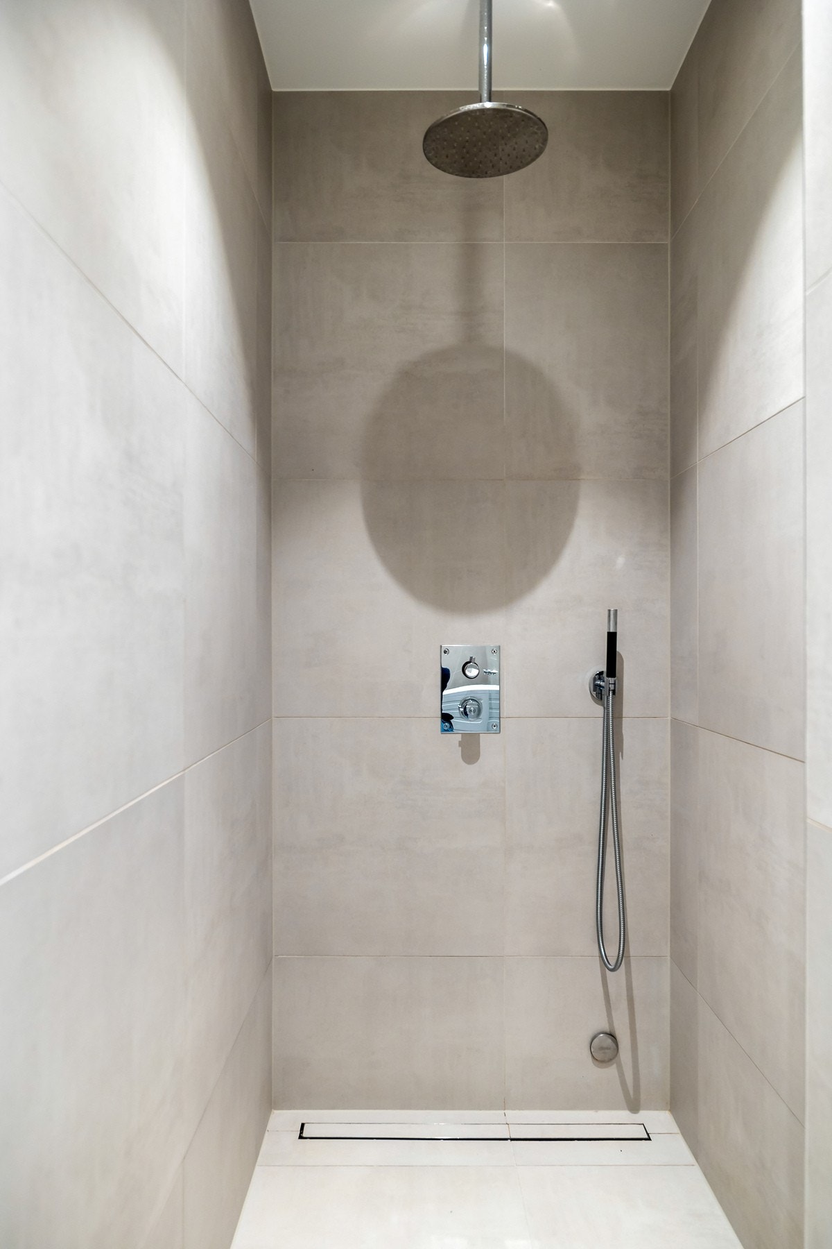 Badet er utstyrt med en romslig dusjnisje med både hånddusj og regnfallsdusj. Galleribilde