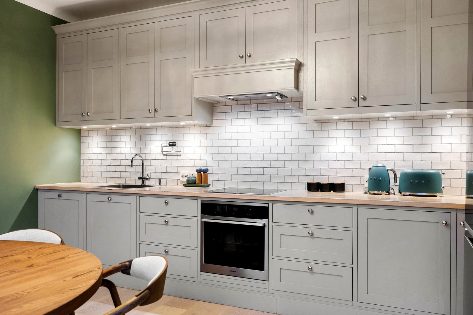 Det er montert innfelte spotter i overskap som gir godt arbeidslys. Galleribilde