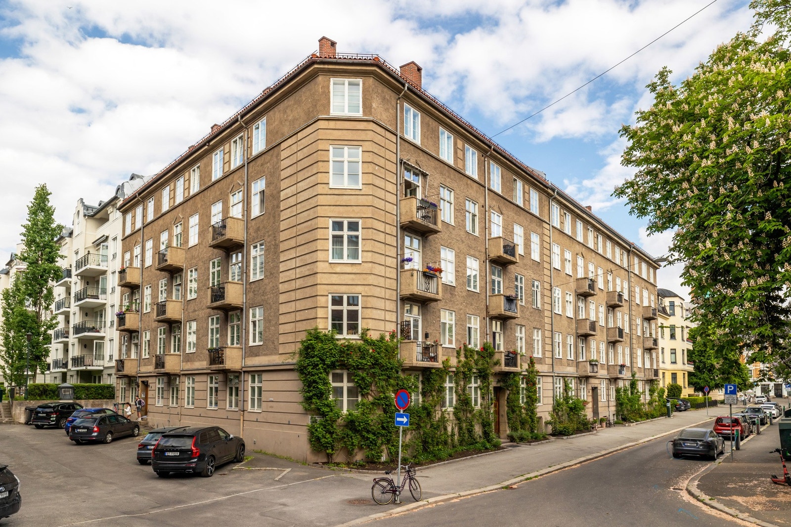 Her har vi gleden av å presentere en gjennomgående og stilfull leilighet med attraktiv beliggenhet på Frogner. Galleribilde