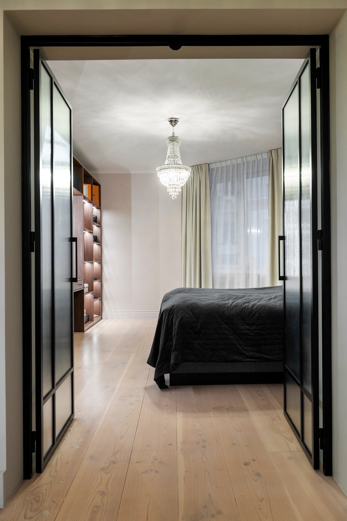 Leiligheten har 3 romslige soverom. Fra stuen har du en elegant glassdør til hovedsoverommet. Galleribilde