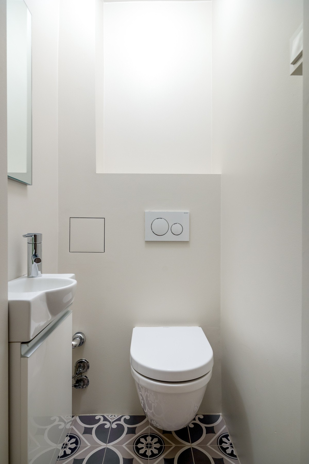 Toalettrommet er utstyrt med vegghengt toalett og en enkel servant. Galleribilde