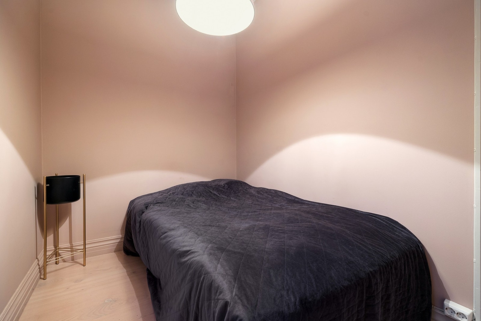 Soverom 3 har god plass til seng og tilhørende nattbord. Galleribilde