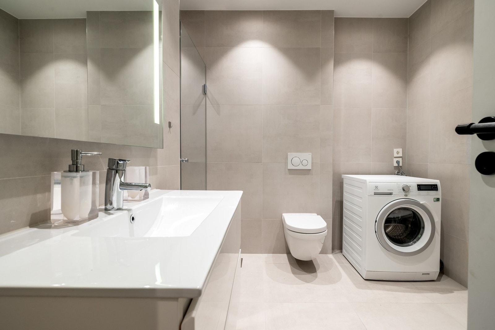 Badet er delikat og moderne, med flislagte vegger og gulv samt elektriske varmekabler som gir god komfort. Galleribilde