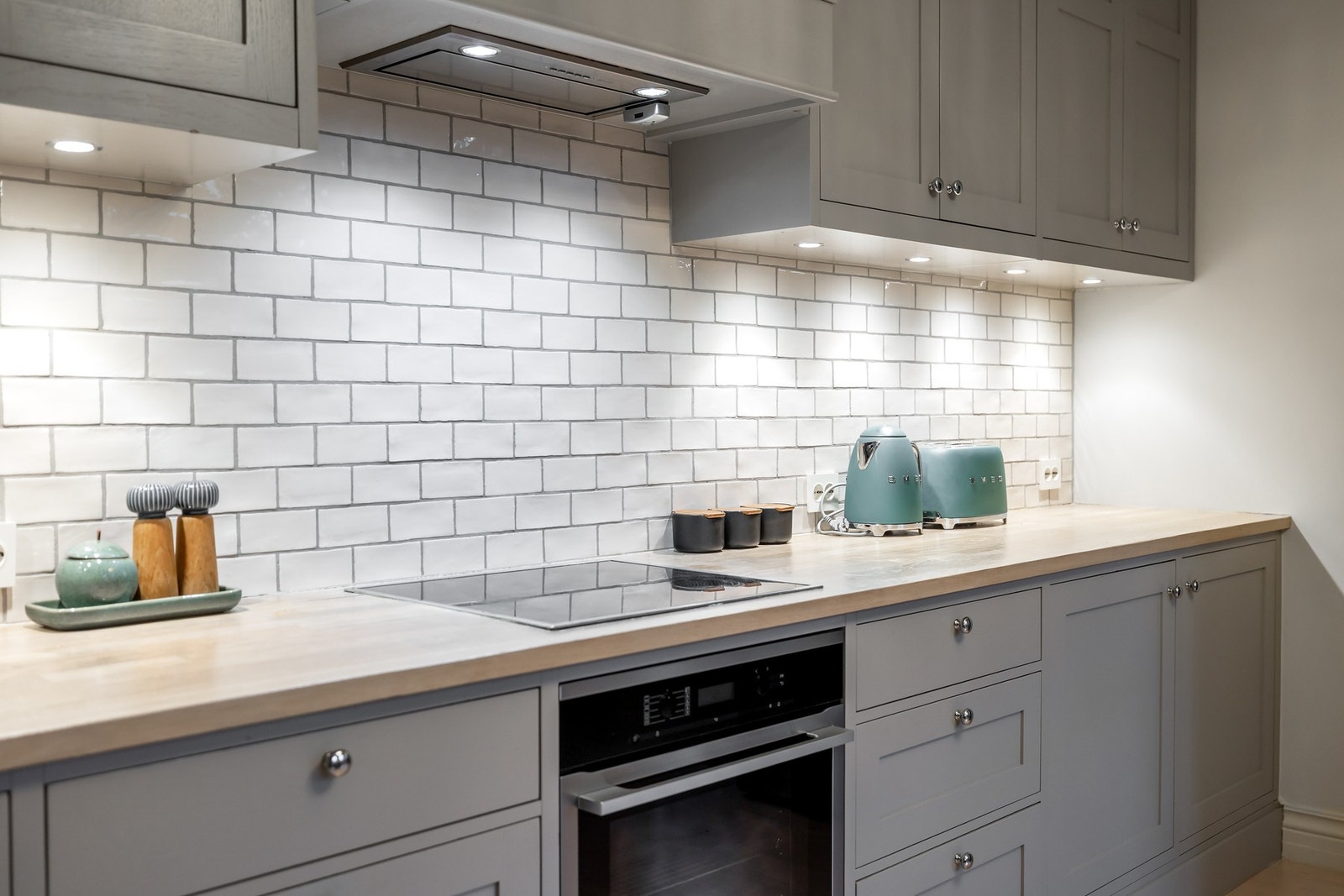 Kjøkkenet er utstyrt med integrert induksjonsplatetopp, stekeovn og oppvaskmaskin, samt ventilator integrert i overskap. Galleribilde