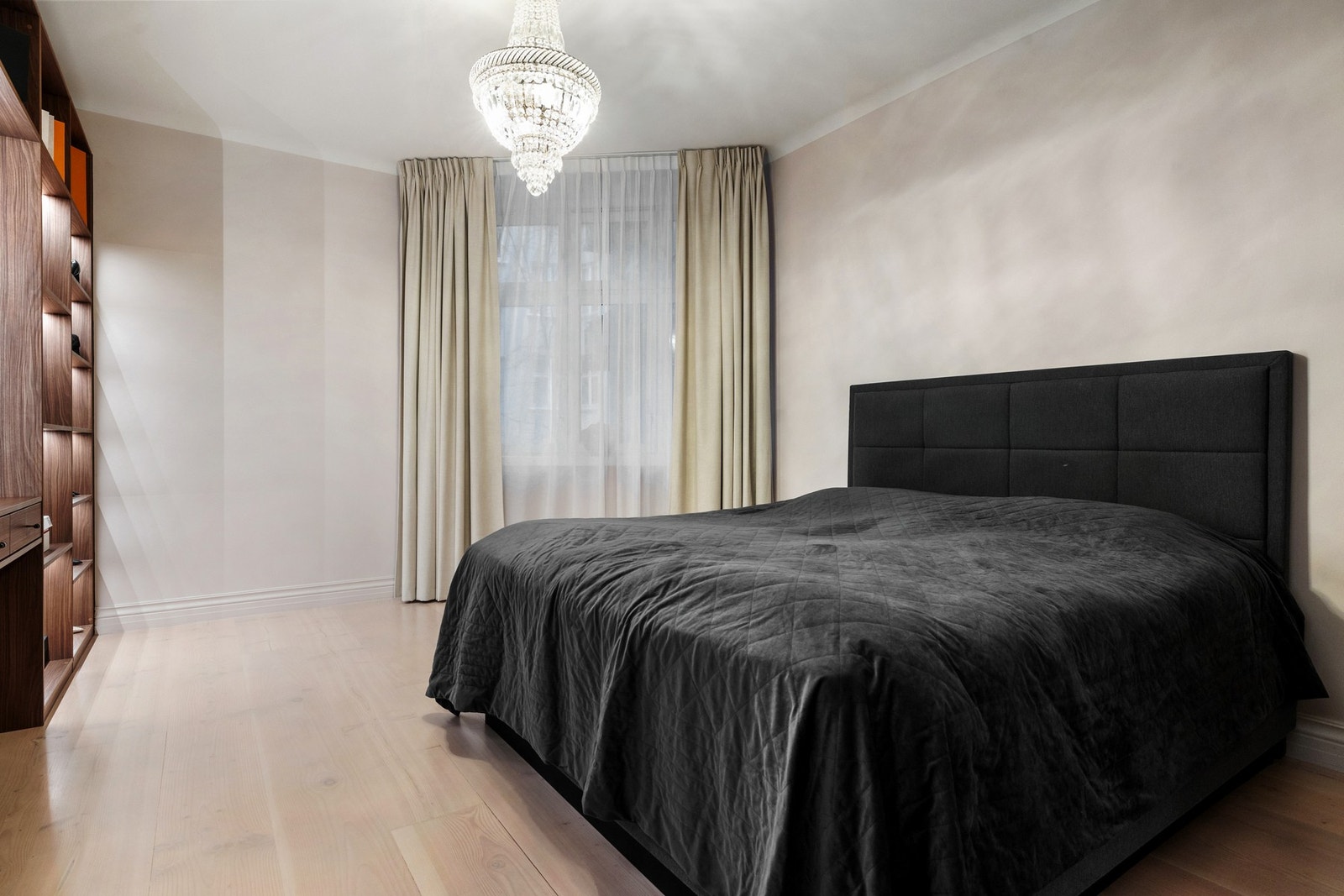 Hovedsosoverommet har god plass til dobbeltseng og tilhørende møblement. Galleribilde