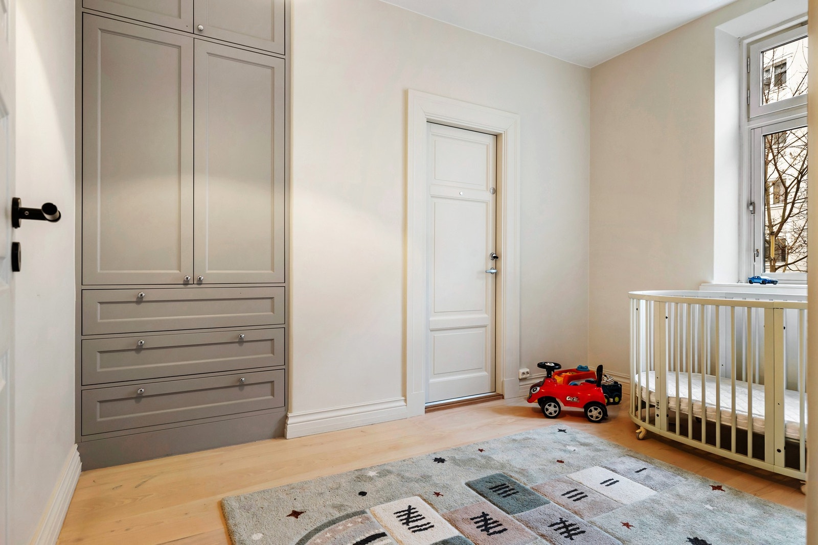 Soverom 2 er utstyrt med plassbygget garderobe. Galleribilde