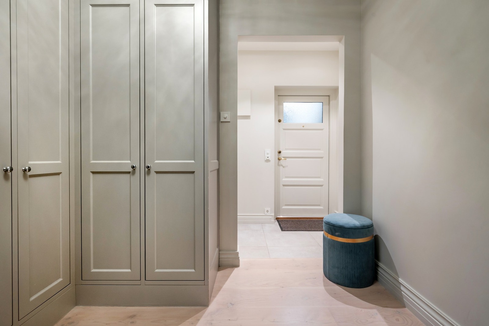 Velkommen inn! Leiligheten har en romslig og innbydende entré som gir et godt førsteinntrykk. Galleribilde