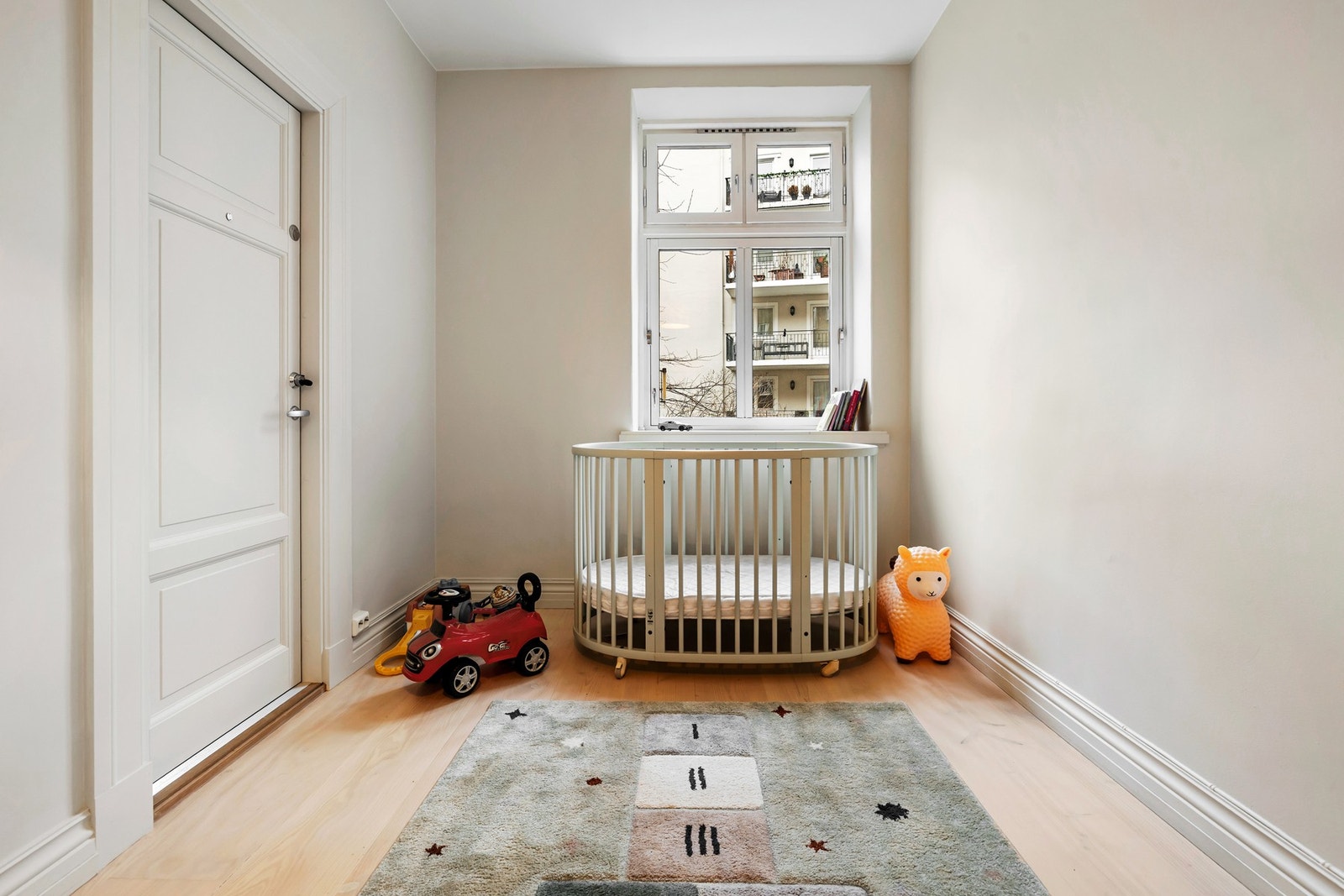 Rommet har god plass til seng og tilhørende nattbord. Galleribilde