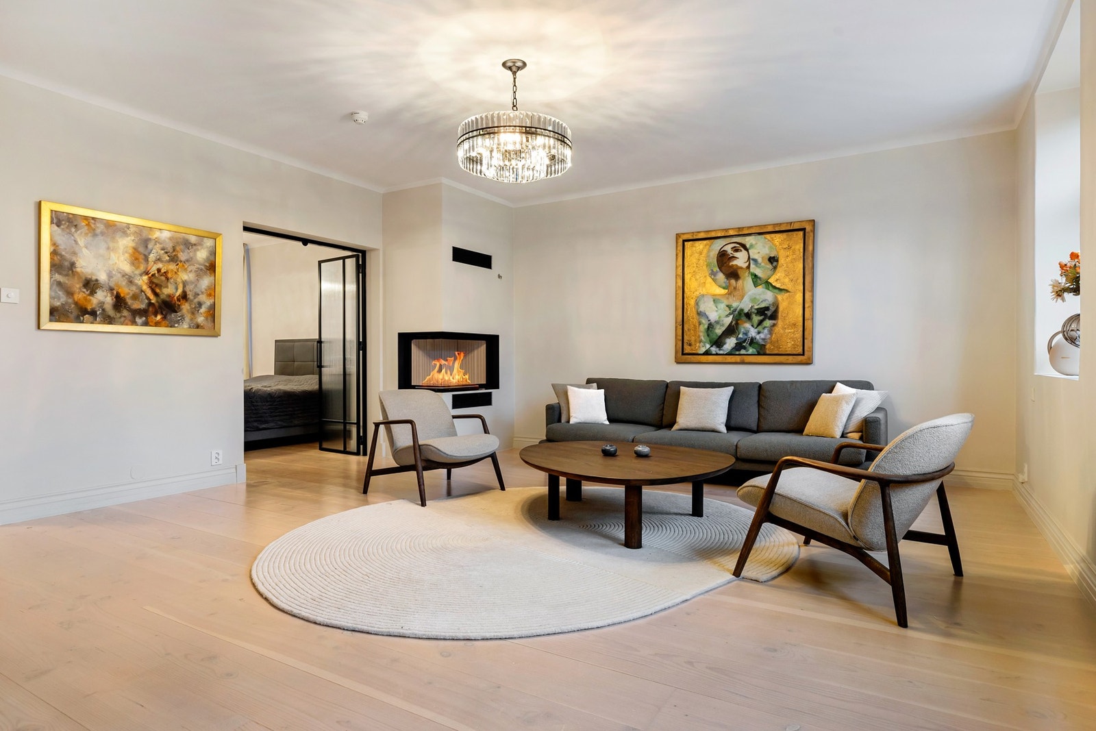 Her er det god plass til en stor sofagruppe med tilhørende møblement. Galleribilde