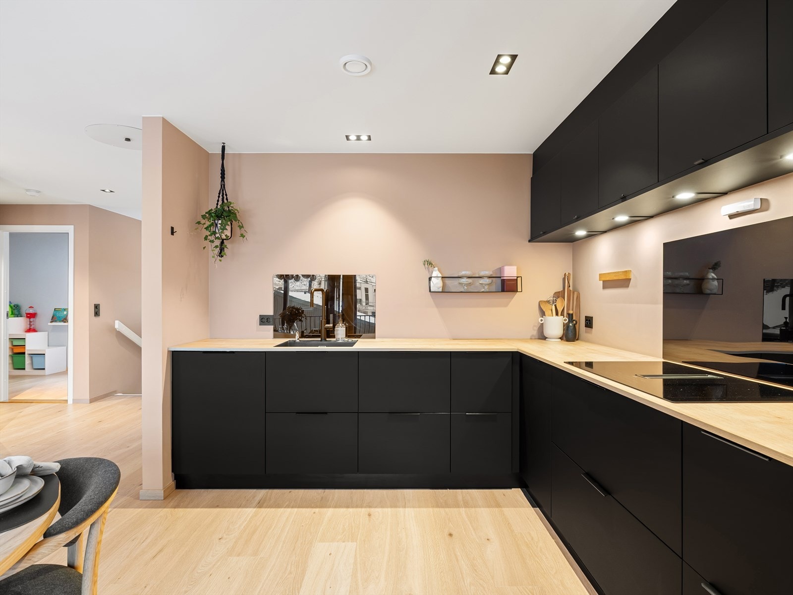 Veldig god lagringsplass i skuffer og skap. Benkeplate med god arbeidsflate. Spotter over kjøkkenbenk og i tak. Galleribilde