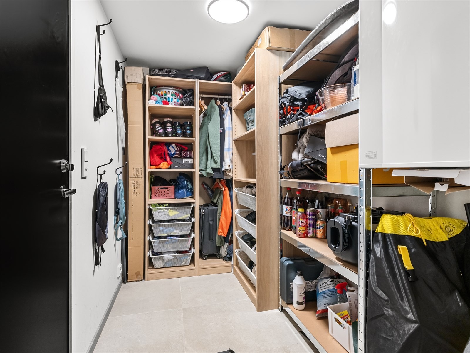 Carport med dir. inngang til bi-inngang med garderobesystem. Galleribilde