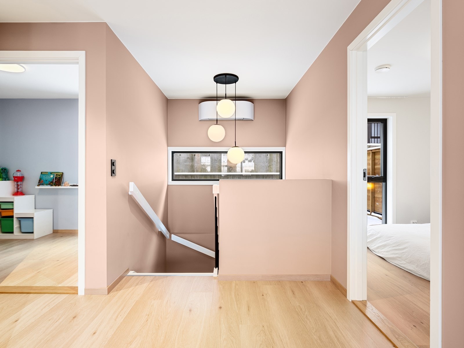 Fra gangen er det hvit trapp opp til hovedetasjen. Design varmepumpe montert i trapperommet. Galleribilde