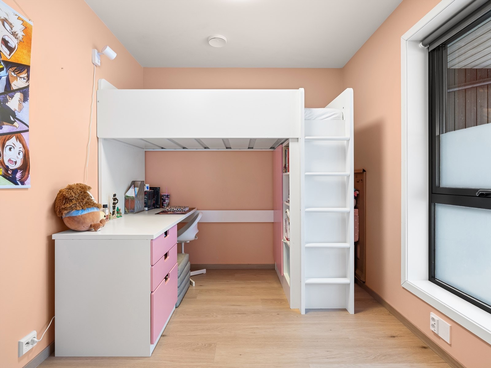 Soverom innredet med seng, garderobeskap og kontorpult. Galleribilde