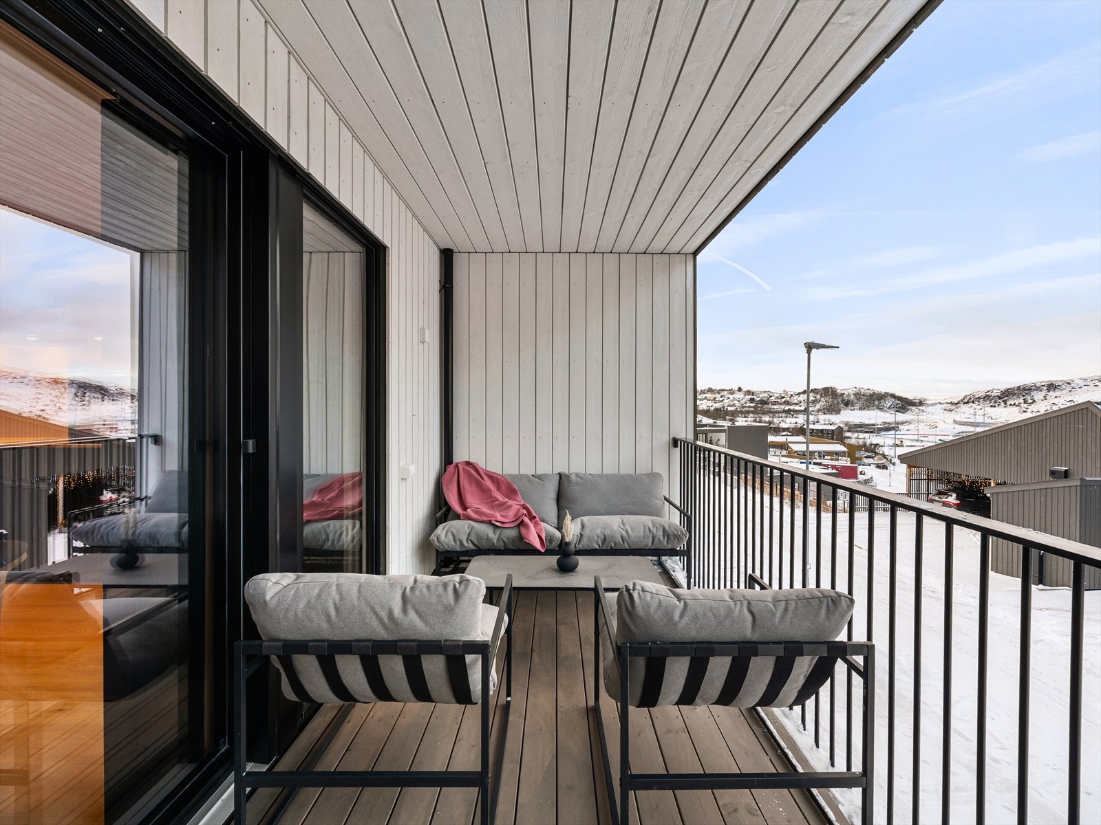 Herlig overbygget altan ut fra stua Galleribilde