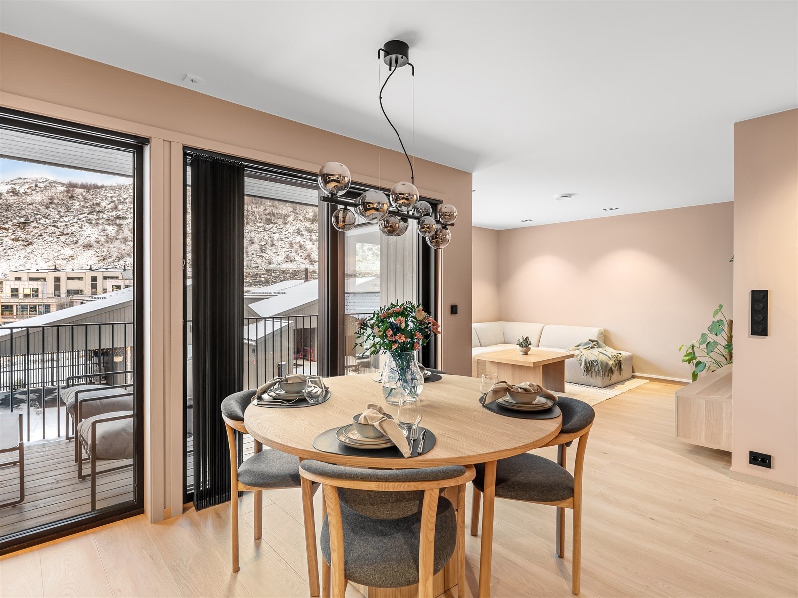 Det er god plass til både sittegruppe og spisebord i rommet. Galleribilde