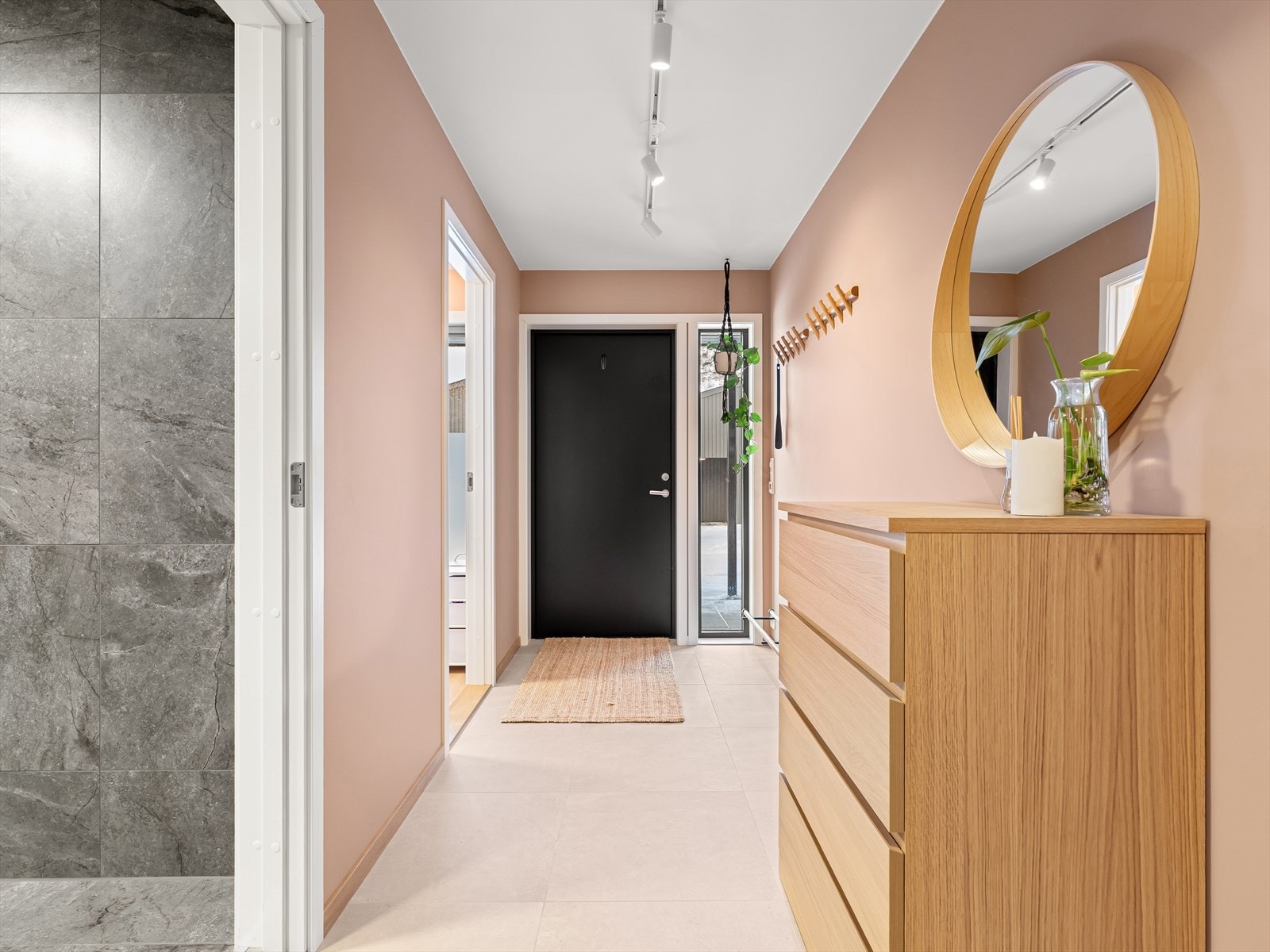 Entre/gang med 60x60 fliser på gulv med varmekabler under. Gode lysforhold og plass til garderobeløsning. Galleribilde