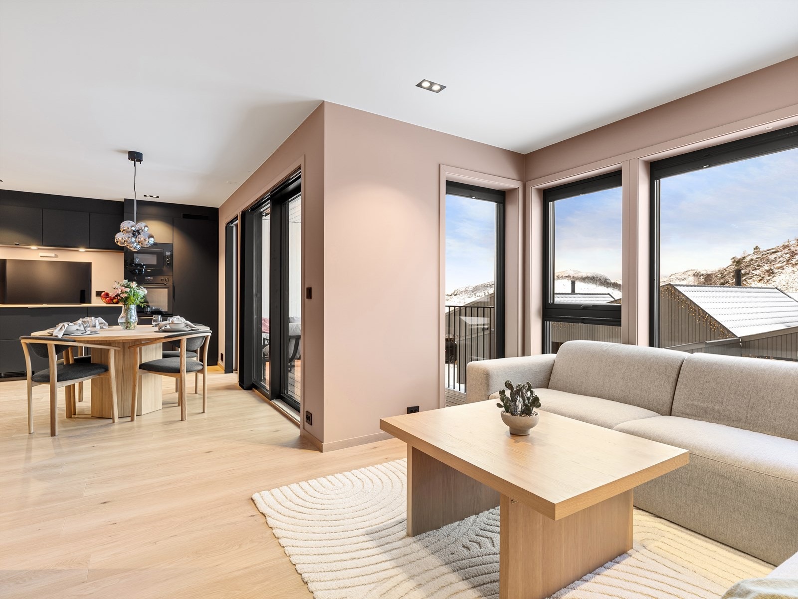 Pen laminat på gulv og lun farge på vegger og i tak. Galleribilde