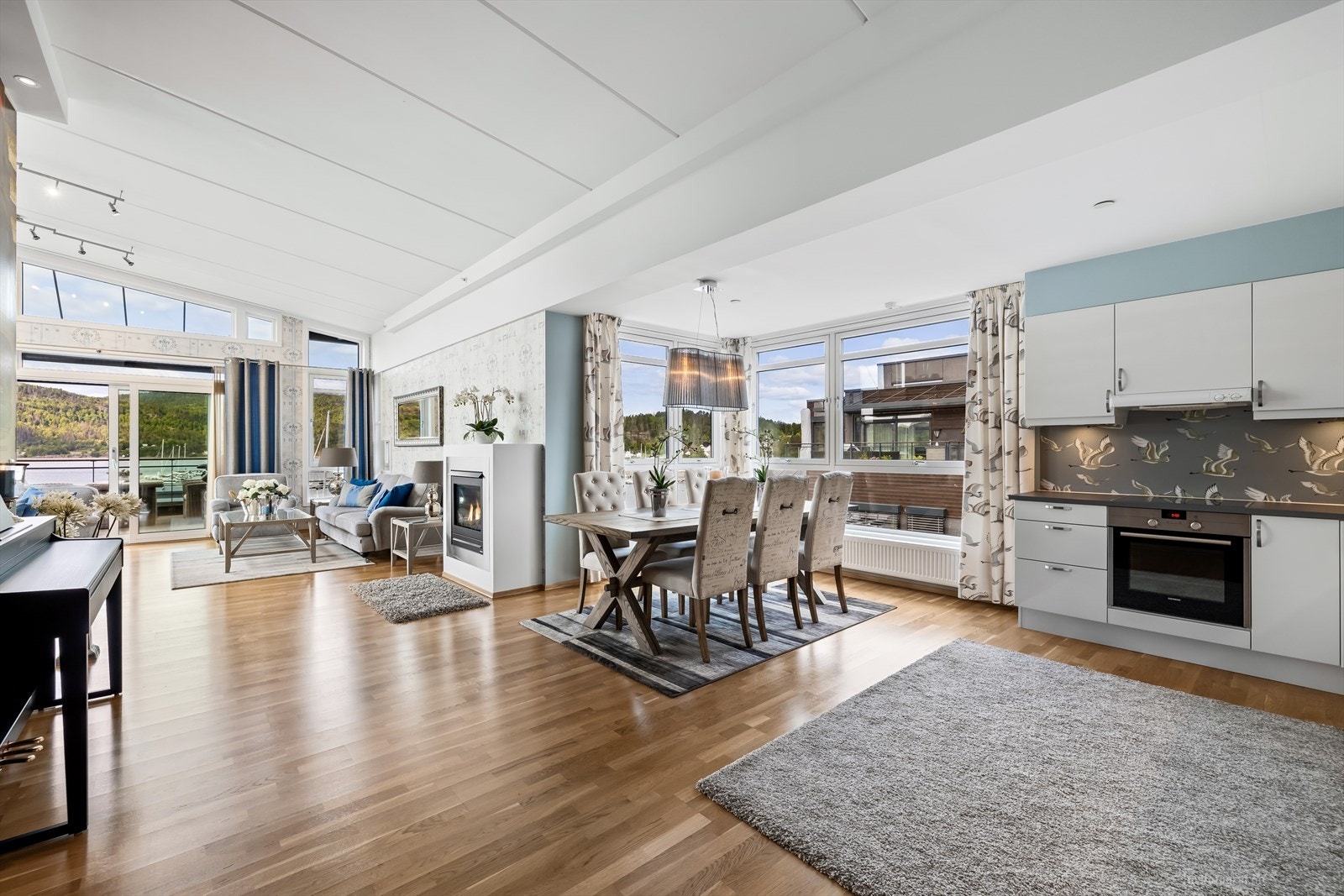 Den moderne, åpne løsningen gir en fin romfølelse. Galleribilde