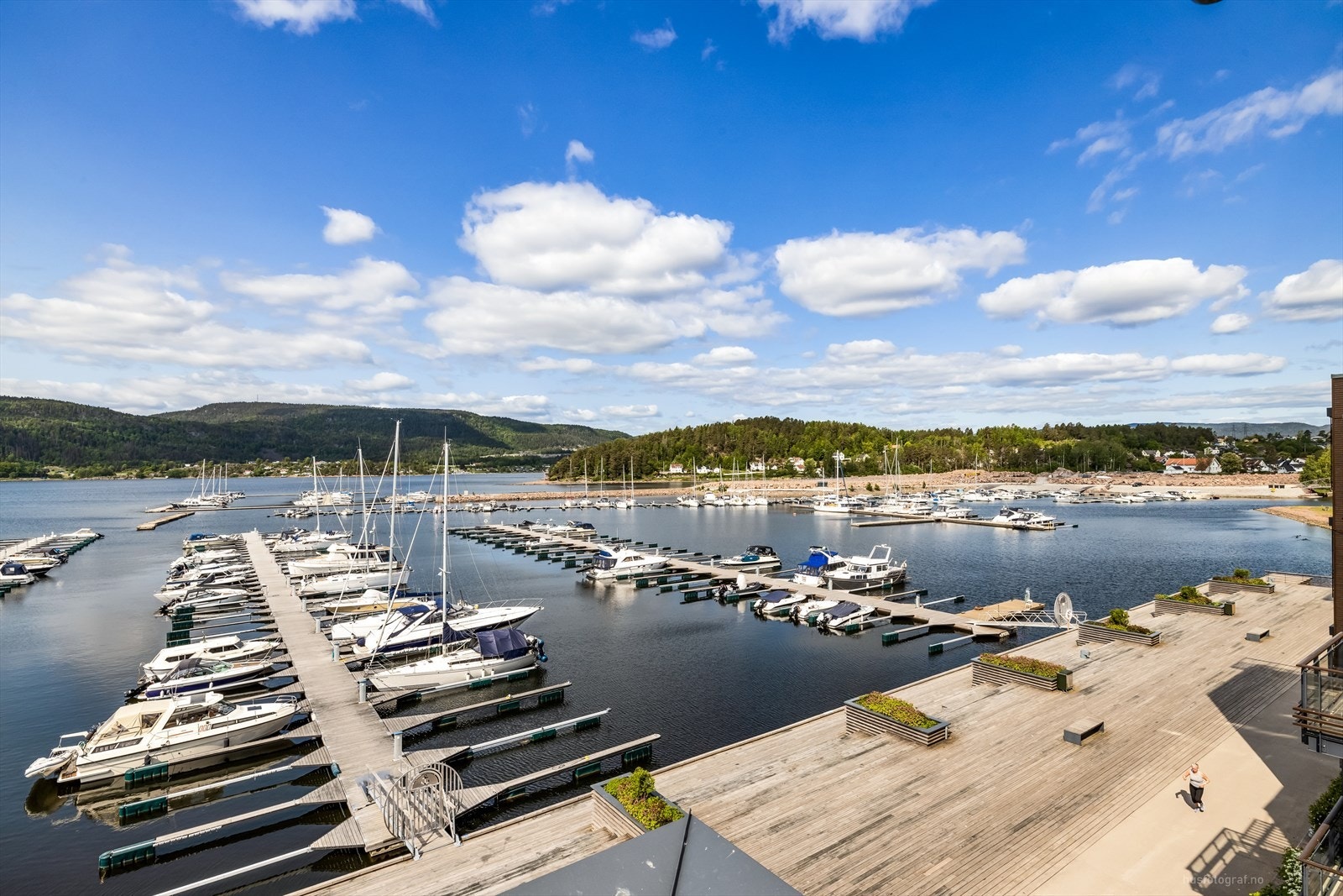 Fra både terrasse og leilighet er det flott sjøutsikt og følelsen av å få sjøen inn i stuen. Galleribilde