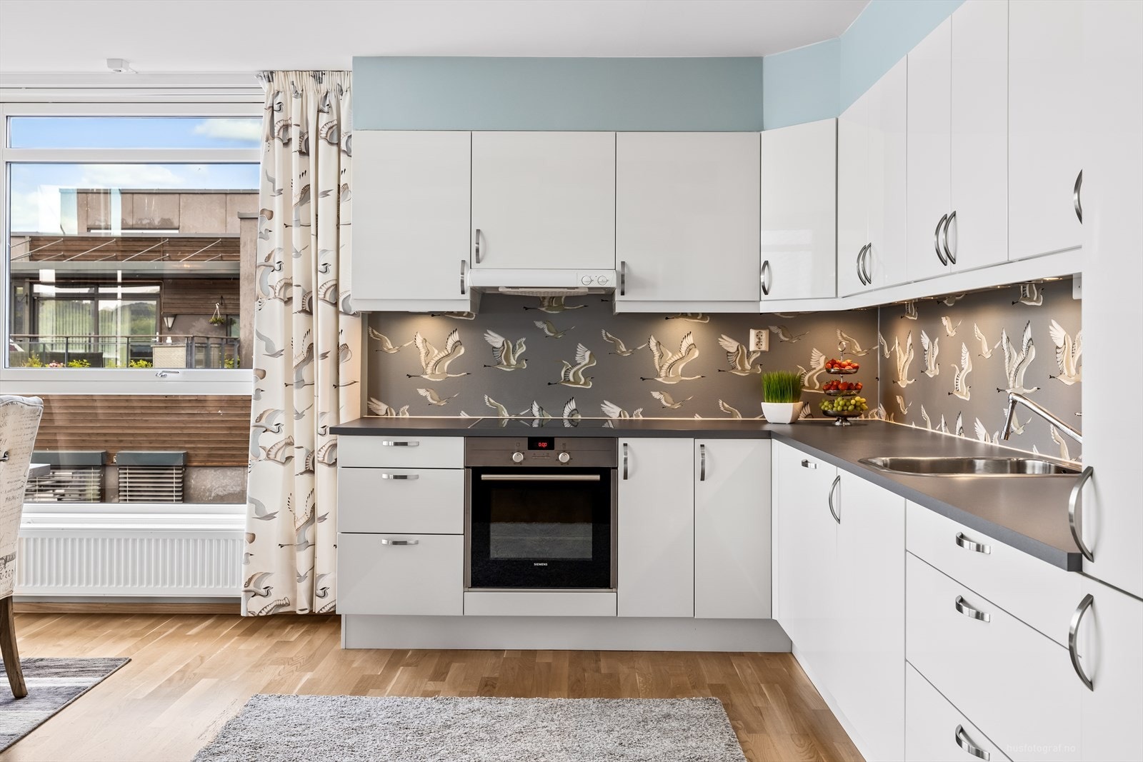 Kjøkkenet er utstyrt med integrerte hvitevarer. Galleribilde