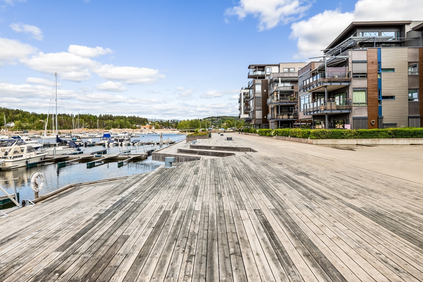 Leiligheten ligger med direkte adgang til sjøen og bryggekanten. Galleribilde