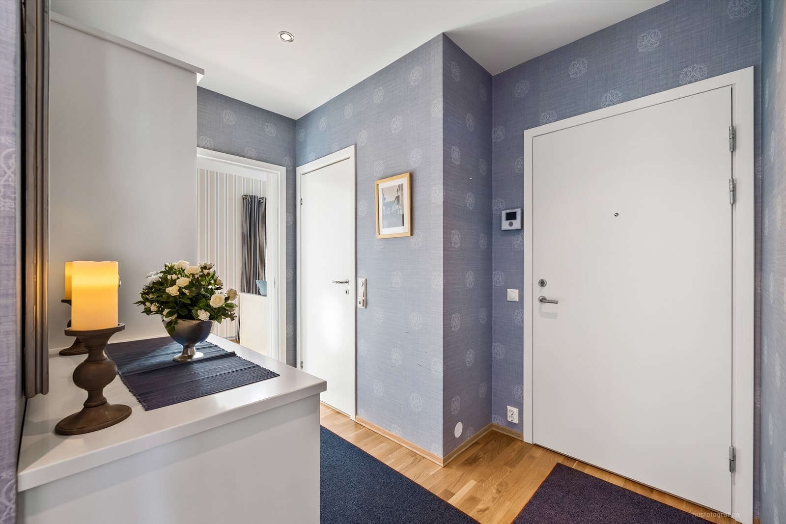 Montert dørcalling og det er enkel tilgang til heis til alle plan. Galleribilde