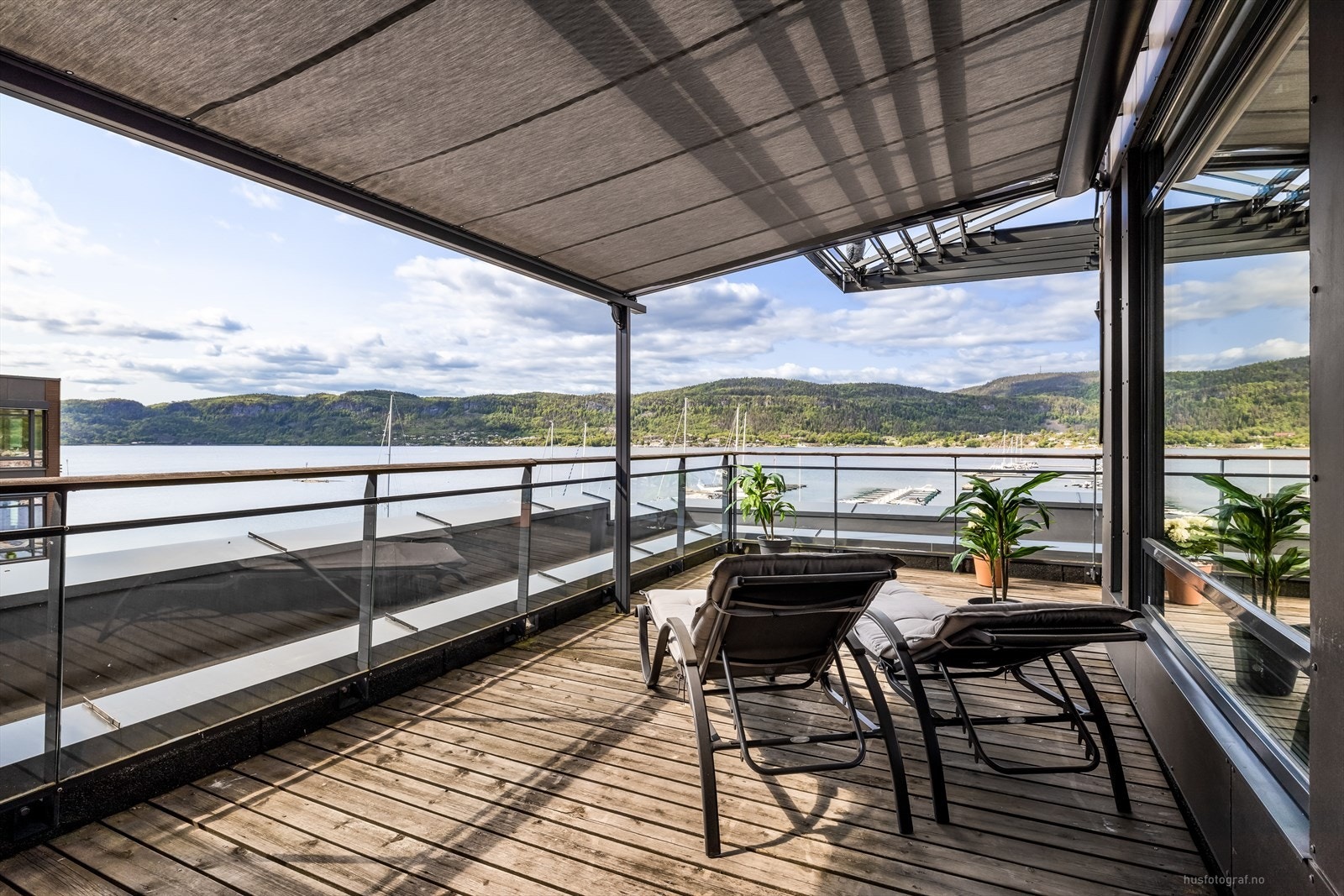 Svært attraktiv og innbydende toppleilighet ved bryggekanten. Galleribilde