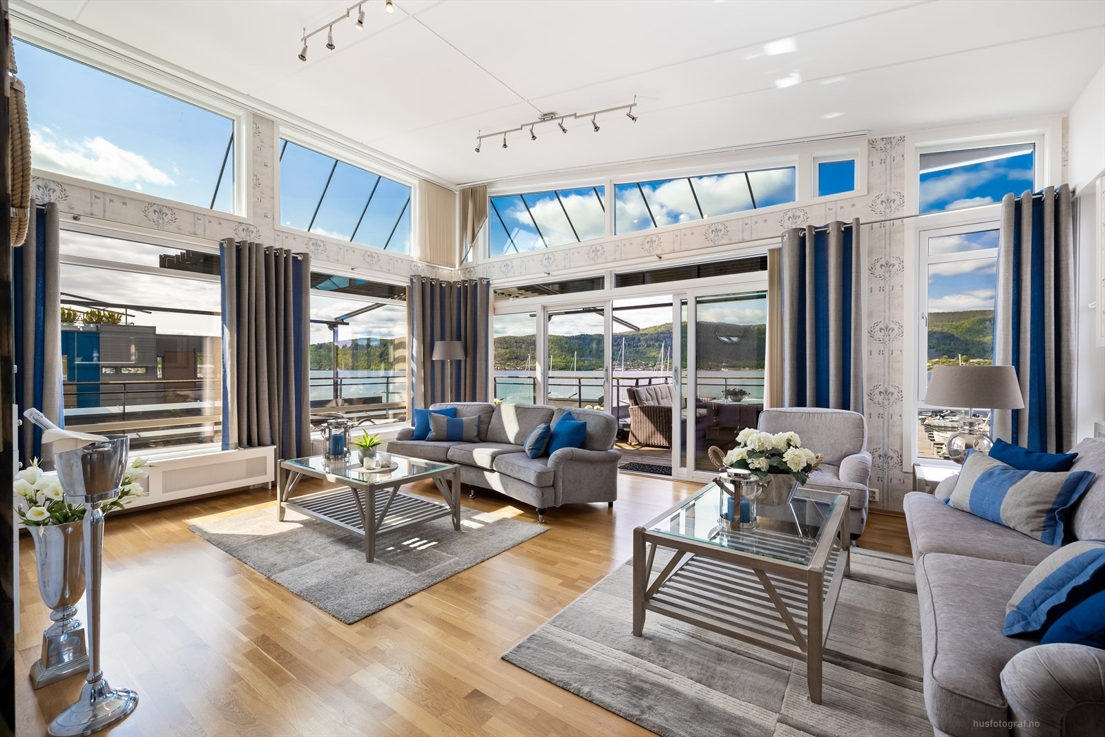 Stuen har fantastisk lysinnslipp og nydelig utsikt. Galleribilde