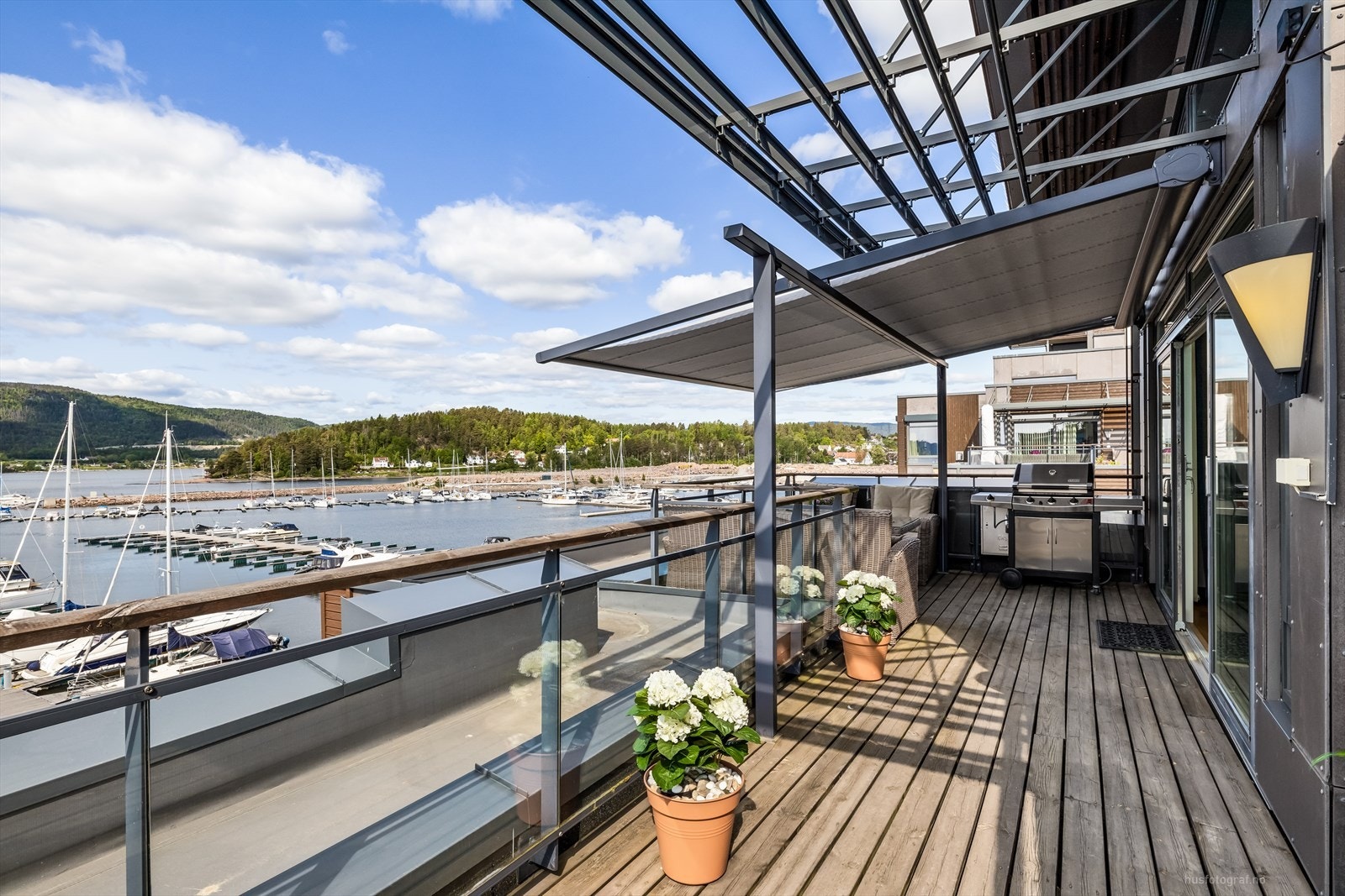 Mekanisk markise skjermer effektivt for solen både ute og inne. Galleribilde