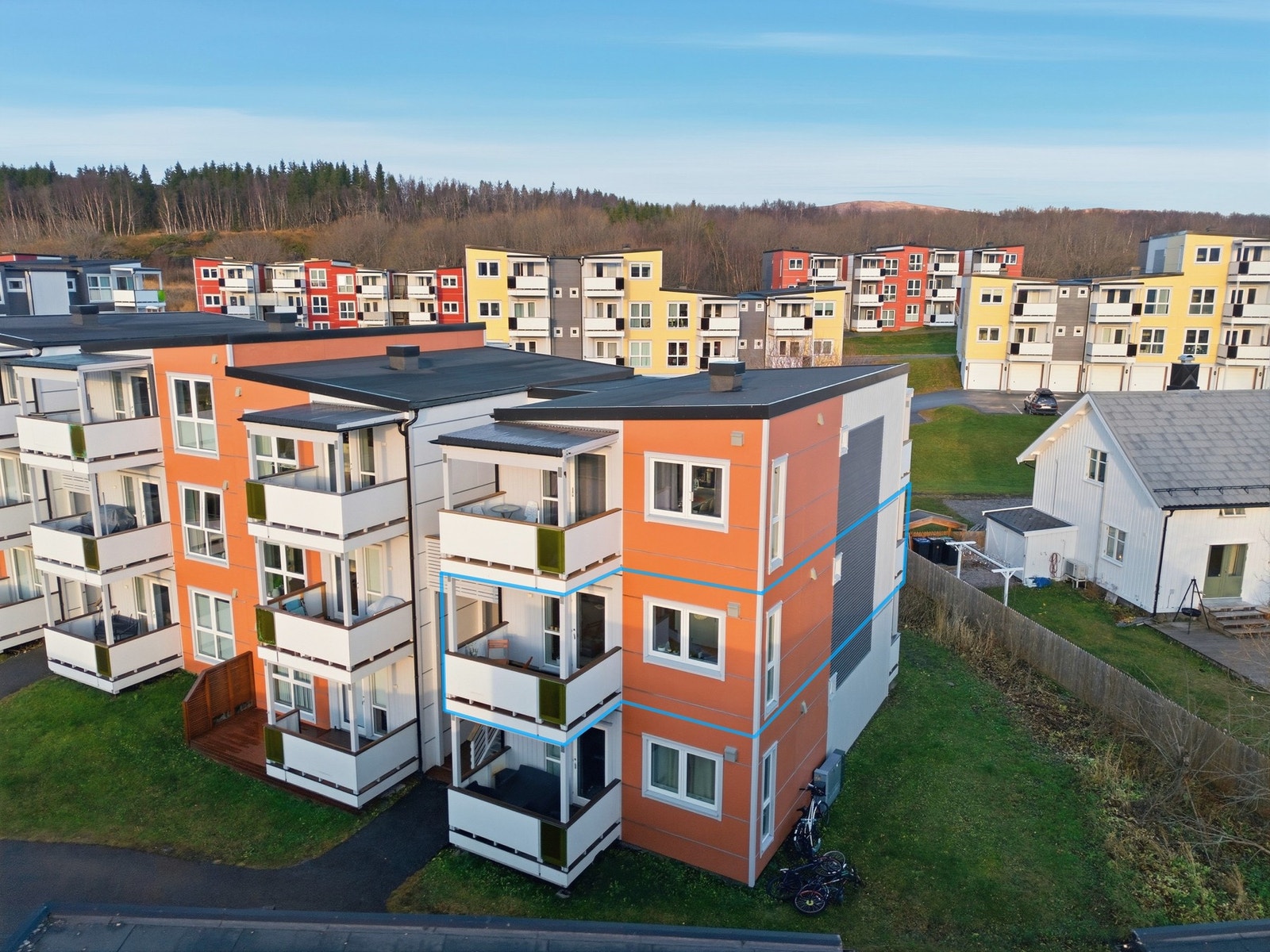 Endeleilighet i andre etasje - Takoverbygget balkong på begge sider, hvor man kan følge solen fra morgen til kveld Galleribilde