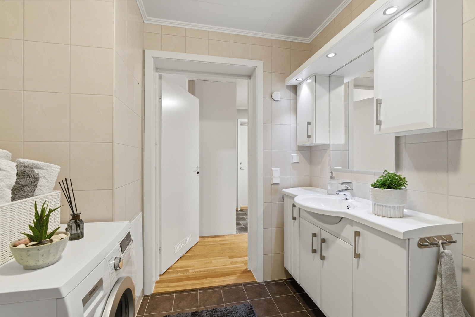 Pent flislagt bad i klassisk og tidløs utforming - Varme i gulv Galleribilde