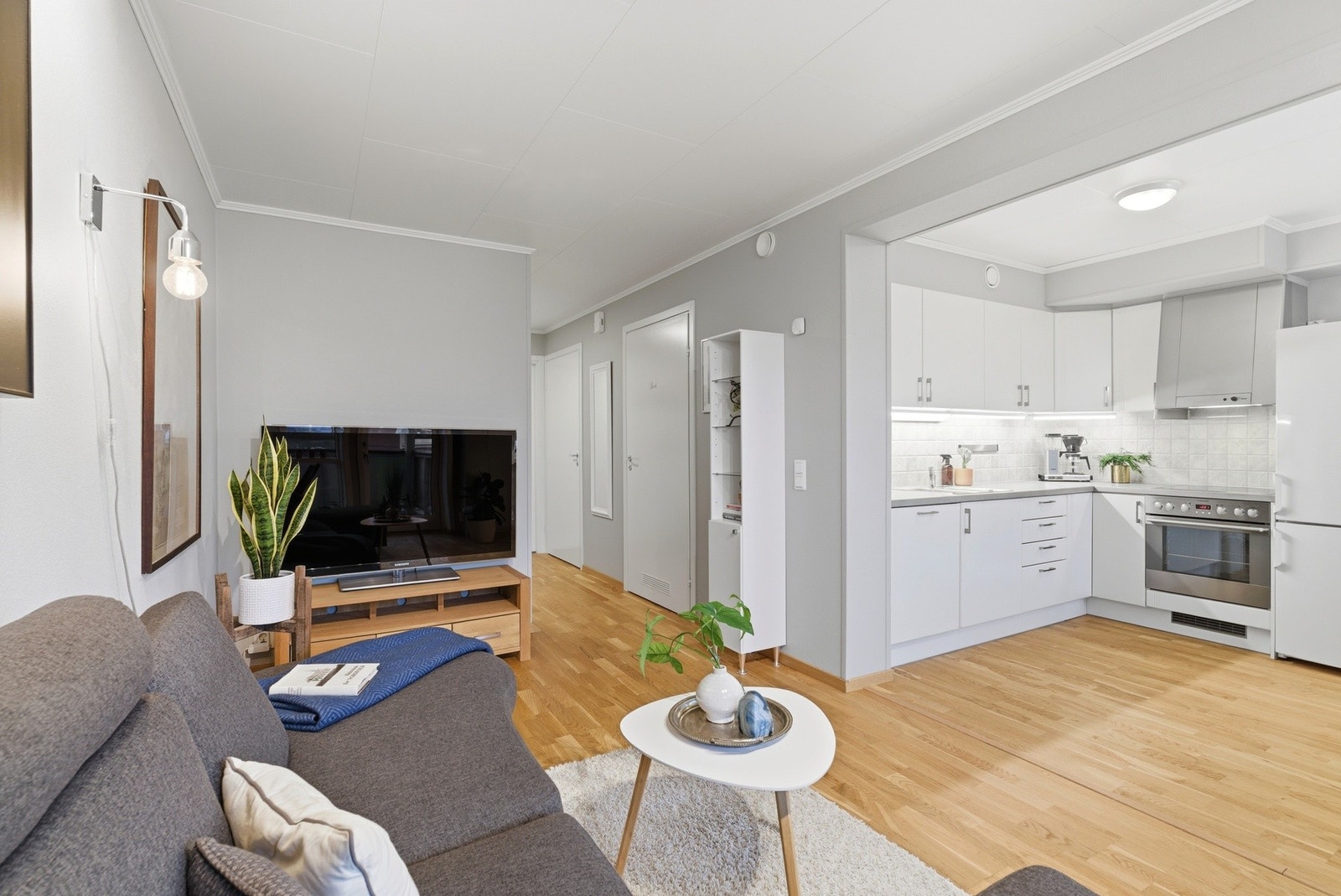 Åpen løsning mellom stue og kjøkken Galleribilde