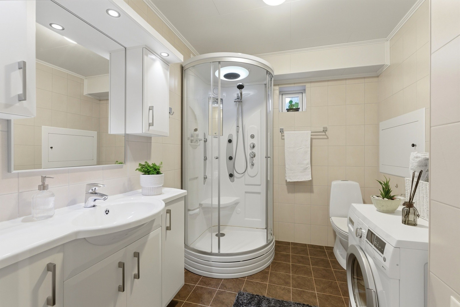 Pent flislagt bad i klassisk og tidløs utforming - Varme i gulv Galleribilde