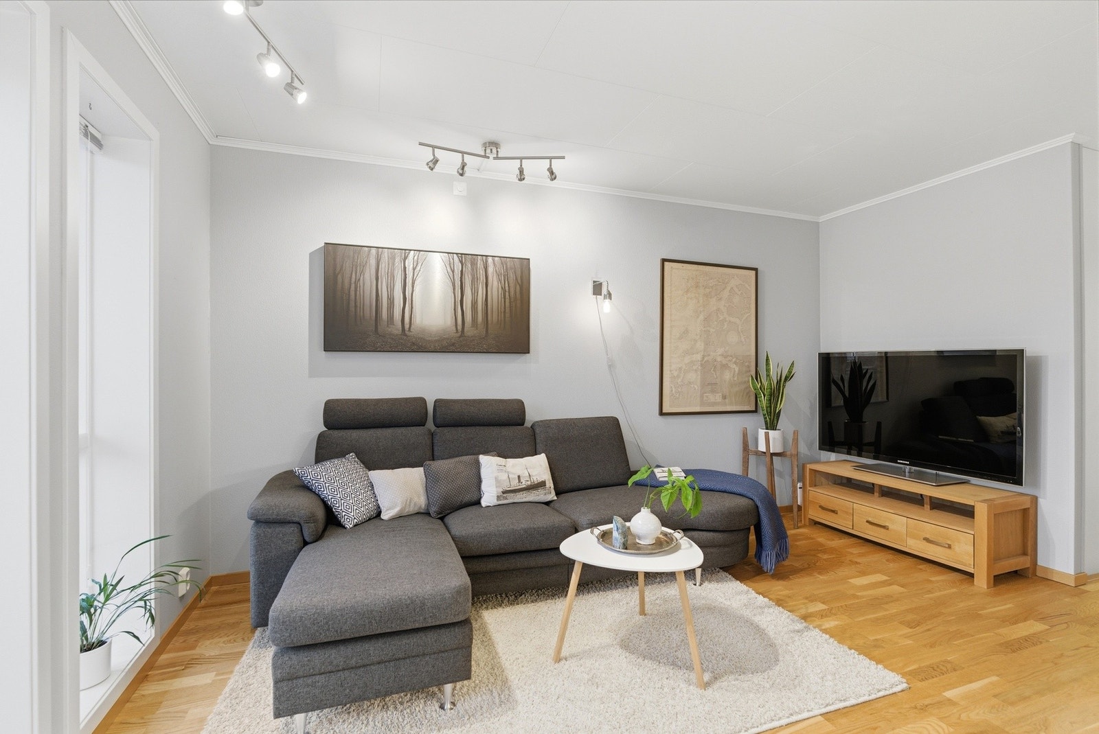 Leiligheten er malt i lyse farger Galleribilde