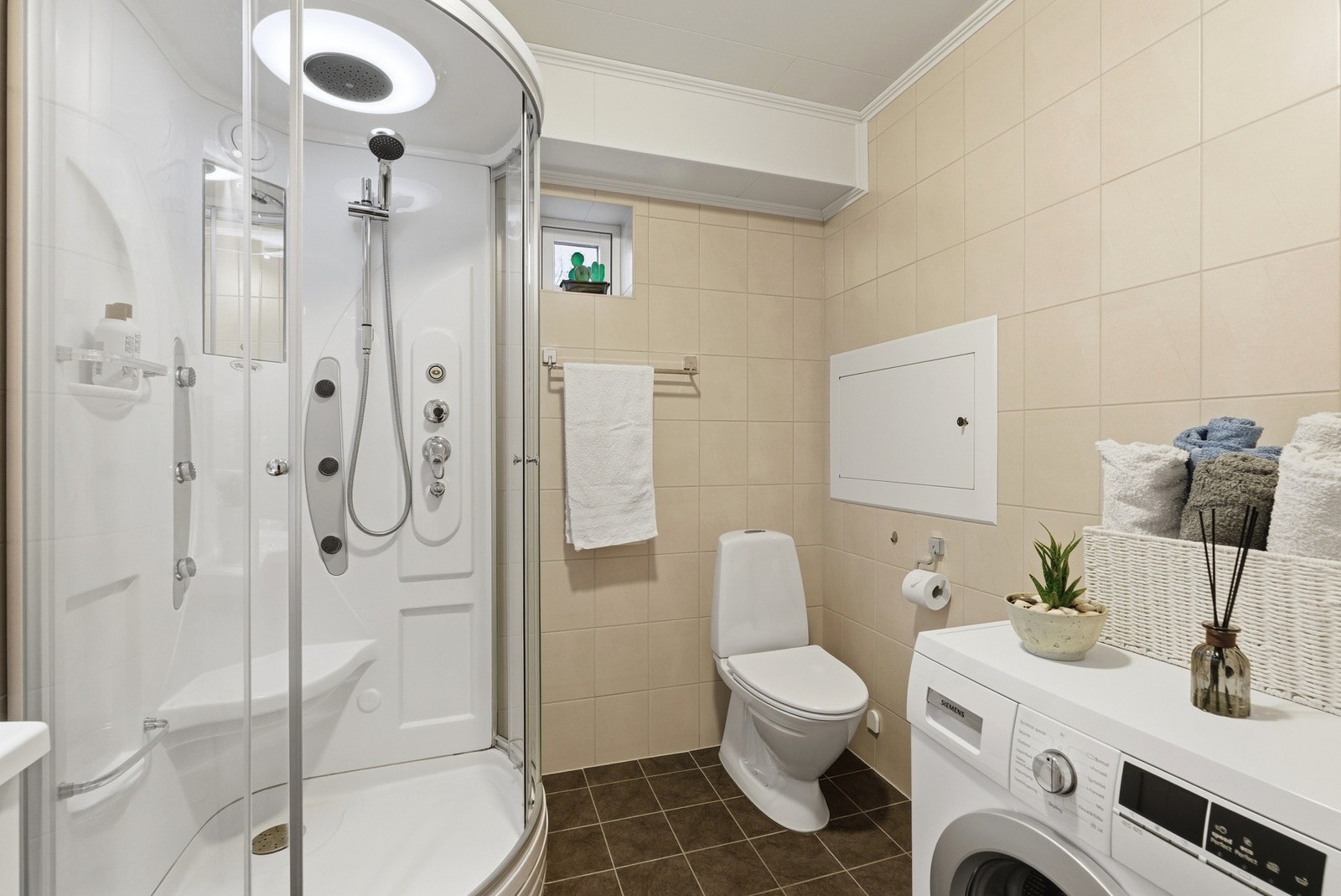 Badet har innredning med nedfelt servant, toalett, dusjkabinett og opplegg for vaskemaskin. Galleribilde