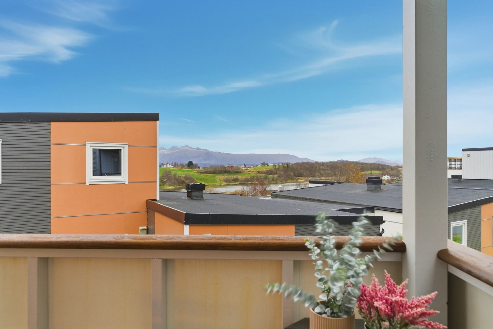 Takoverbygget balkong med flott utsikt mot Fenes og Børvasstindene Galleribilde