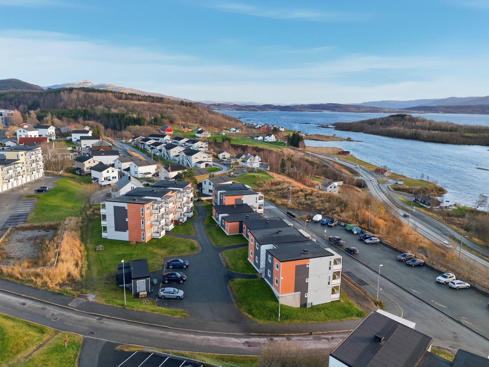 Felles asfaltert parkeringsområde for sameiet rett over veien. Sameiet har 3 felles el.billadere, som kan benyttes av beboere. Galleribilde