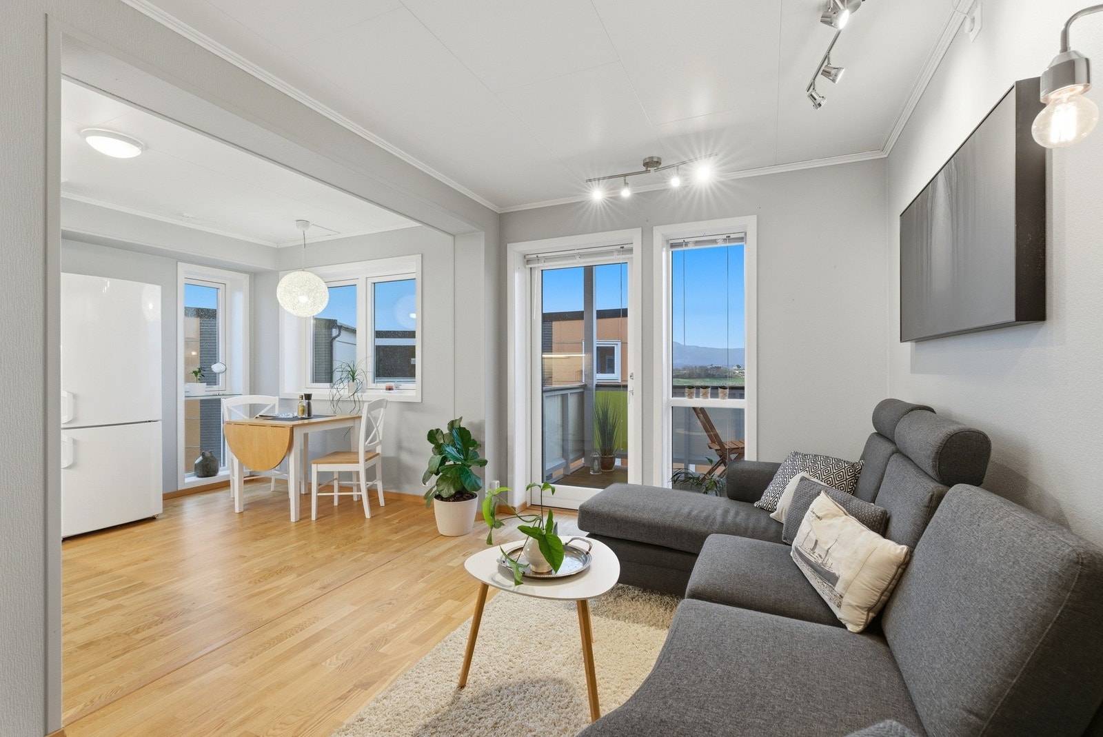 Flere vindusflater som slipper inn godt med naturlig lys i rommet. Galleribilde