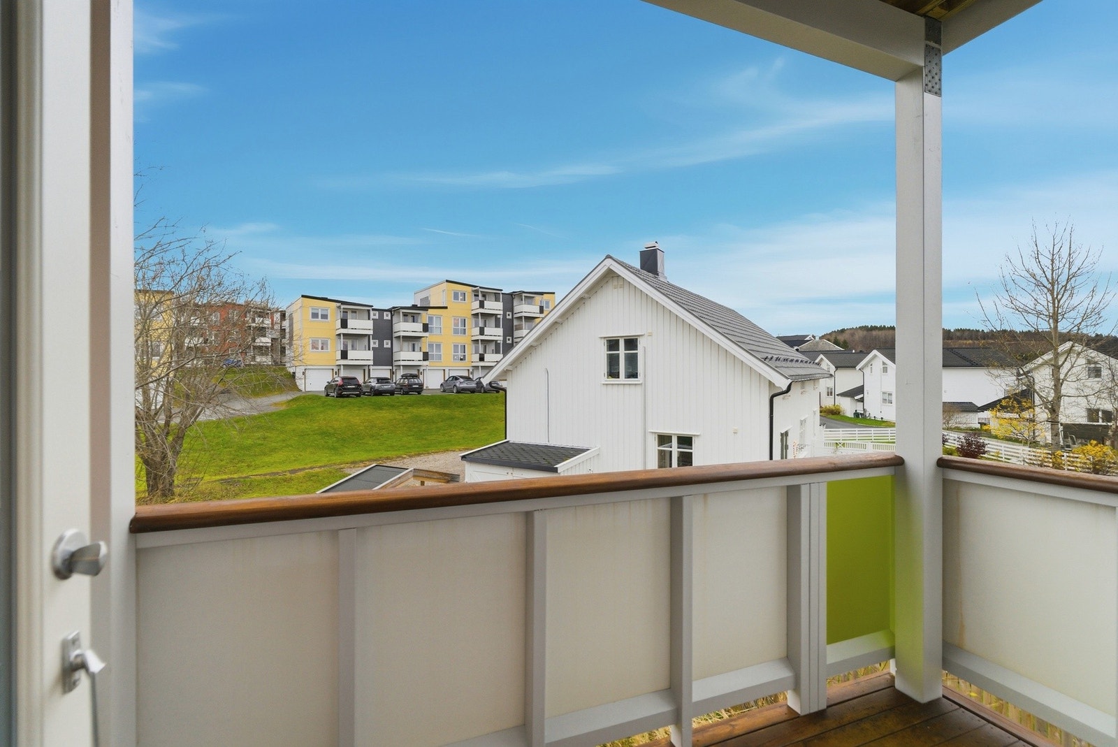 Takovebygget balkong hvor man kan nyte ettermiddags- og kveldssolen Galleribilde