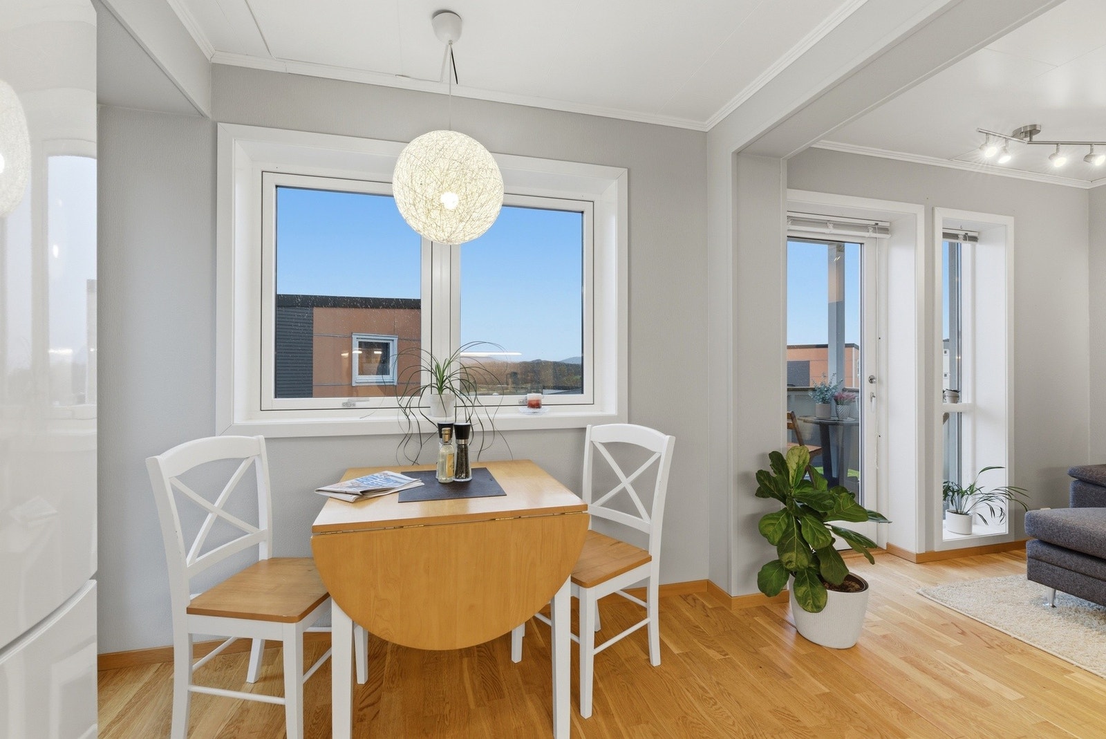 Kjøkken med god plass til kjøkkenbord Galleribilde