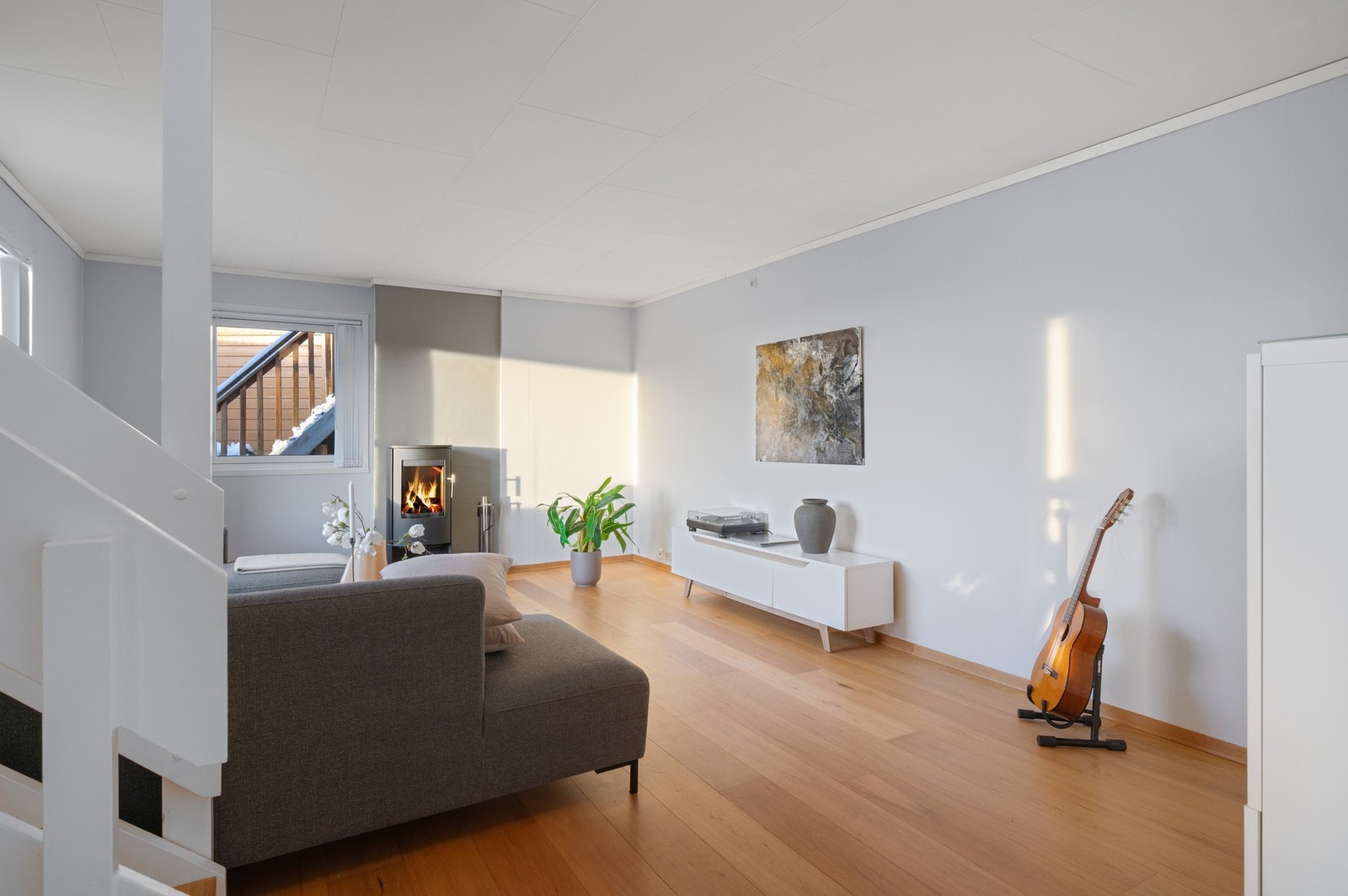 Kjellerstuen har enstavs parkett på gulvet Galleribilde